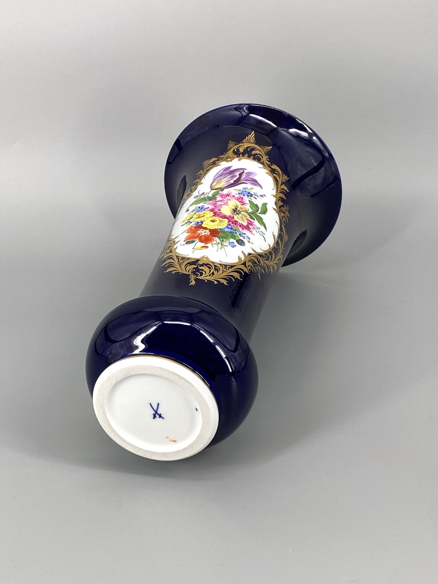 große kobaltblaue Meissen Vase aus Porzellan mit Blumenbouquet, 20. Jhd