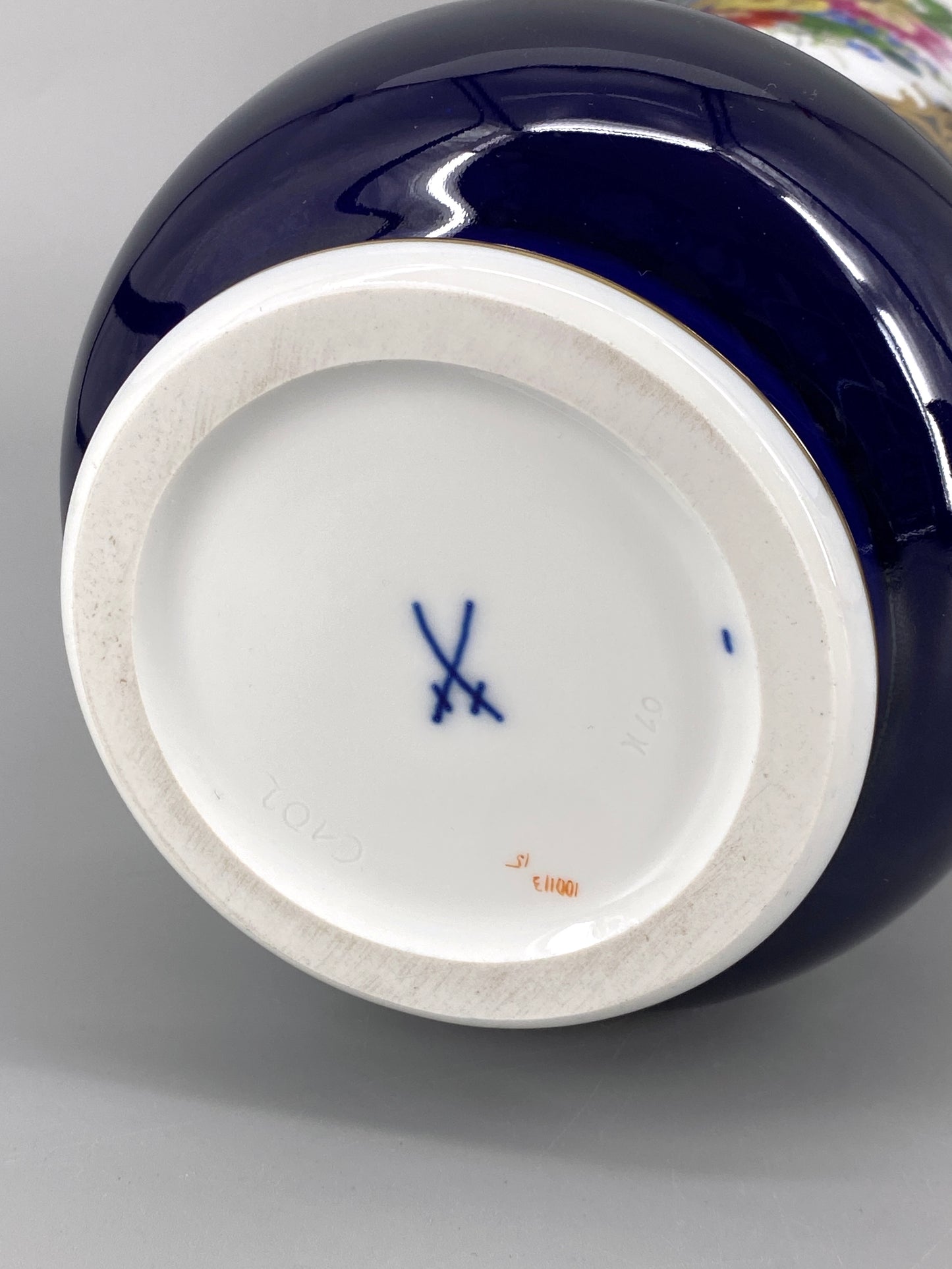 große kobaltblaue Meissen Vase aus Porzellan mit Blumenbouquet, 20. Jhd