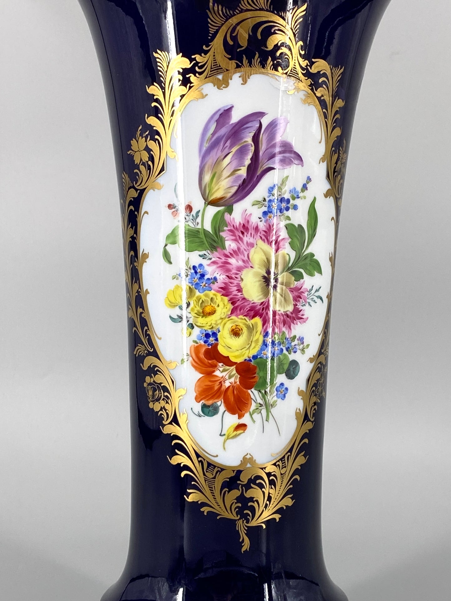 große kobaltblaue Meissen Vase aus Porzellan mit Blumenbouquet, 20. Jhd