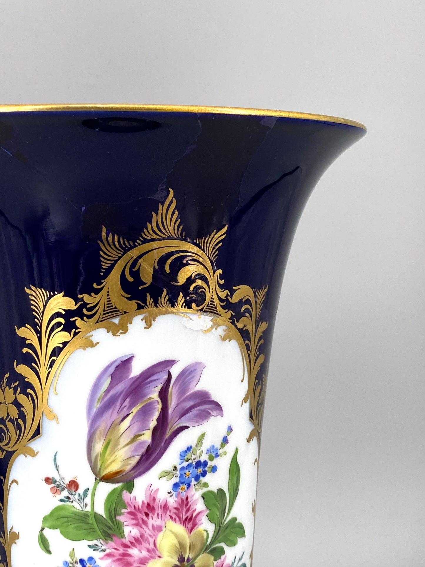 große kobaltblaue Meissen Vase aus Porzellan mit Blumenbouquet, 20. Jhd