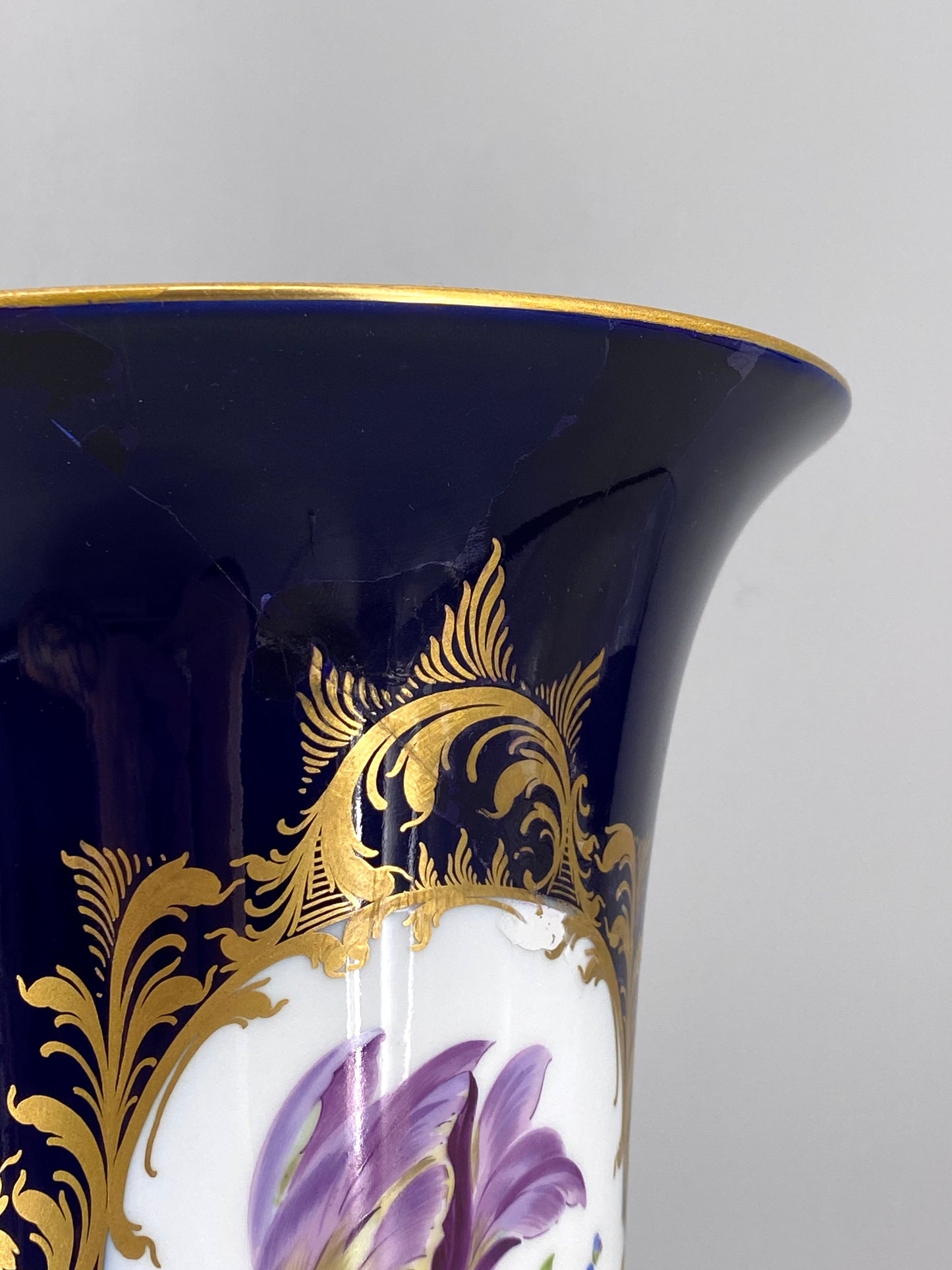 große kobaltblaue Meissen Vase aus Porzellan mit Blumenbouquet, 20. Jhd