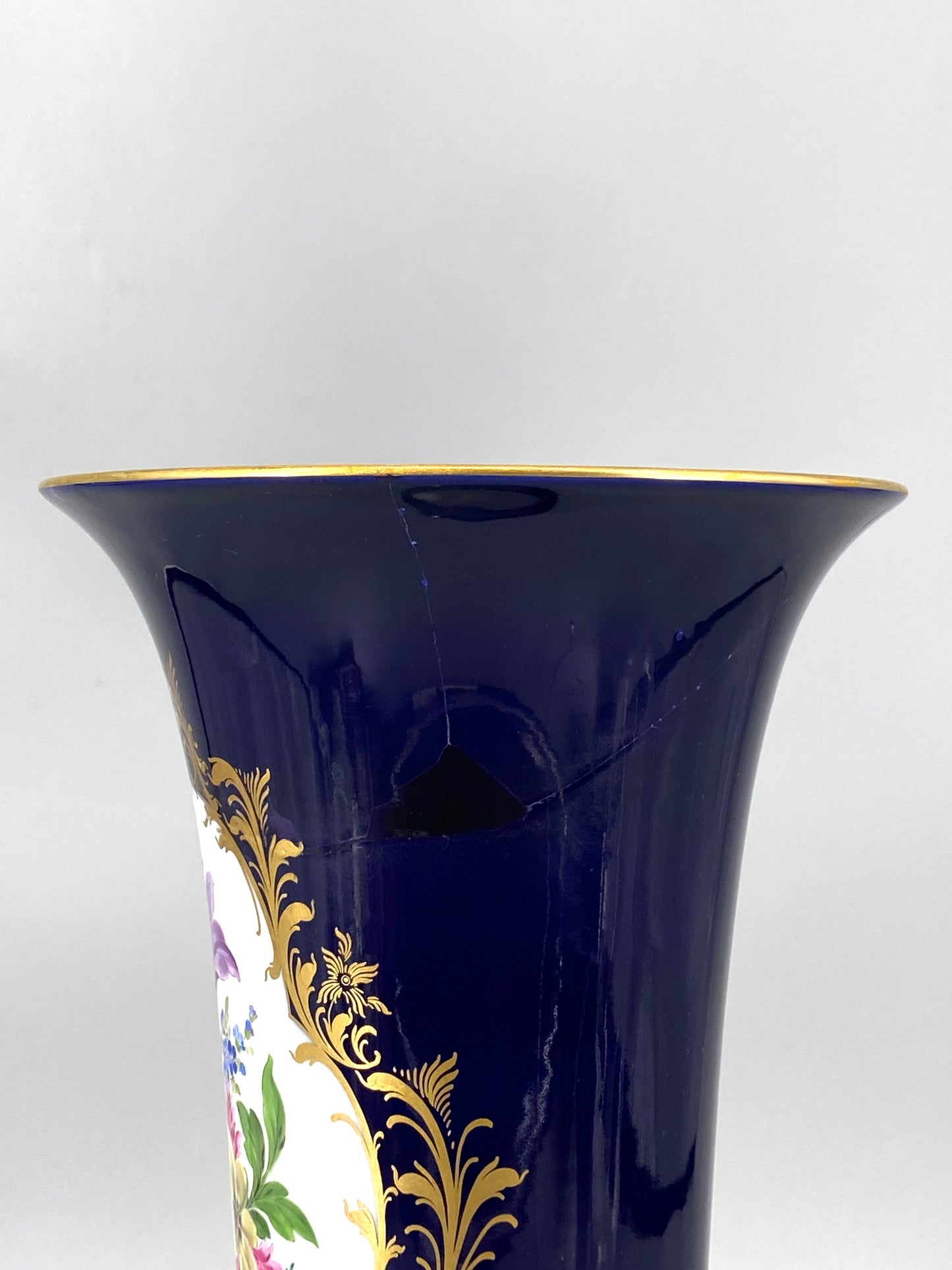 große kobaltblaue Meissen Vase aus Porzellan mit Blumenbouquet, 20. Jhd