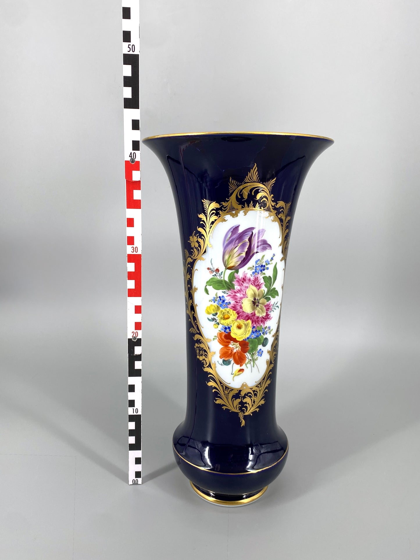 große kobaltblaue Meissen Vase aus Porzellan mit Blumenbouquet, 20. Jhd
