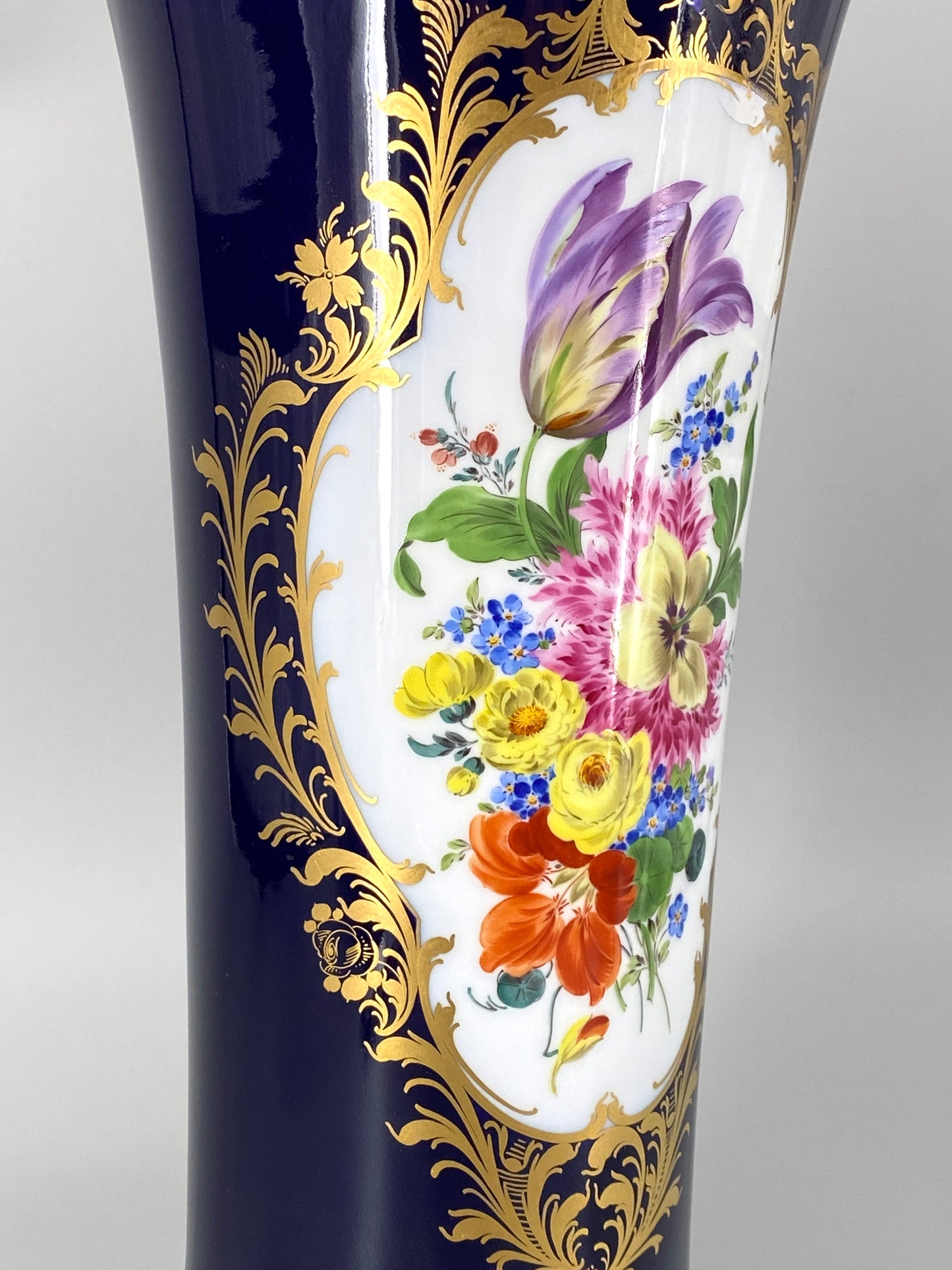 große kobaltblaue Meissen Vase aus Porzellan mit Blumenbouquet, 20. Jhd