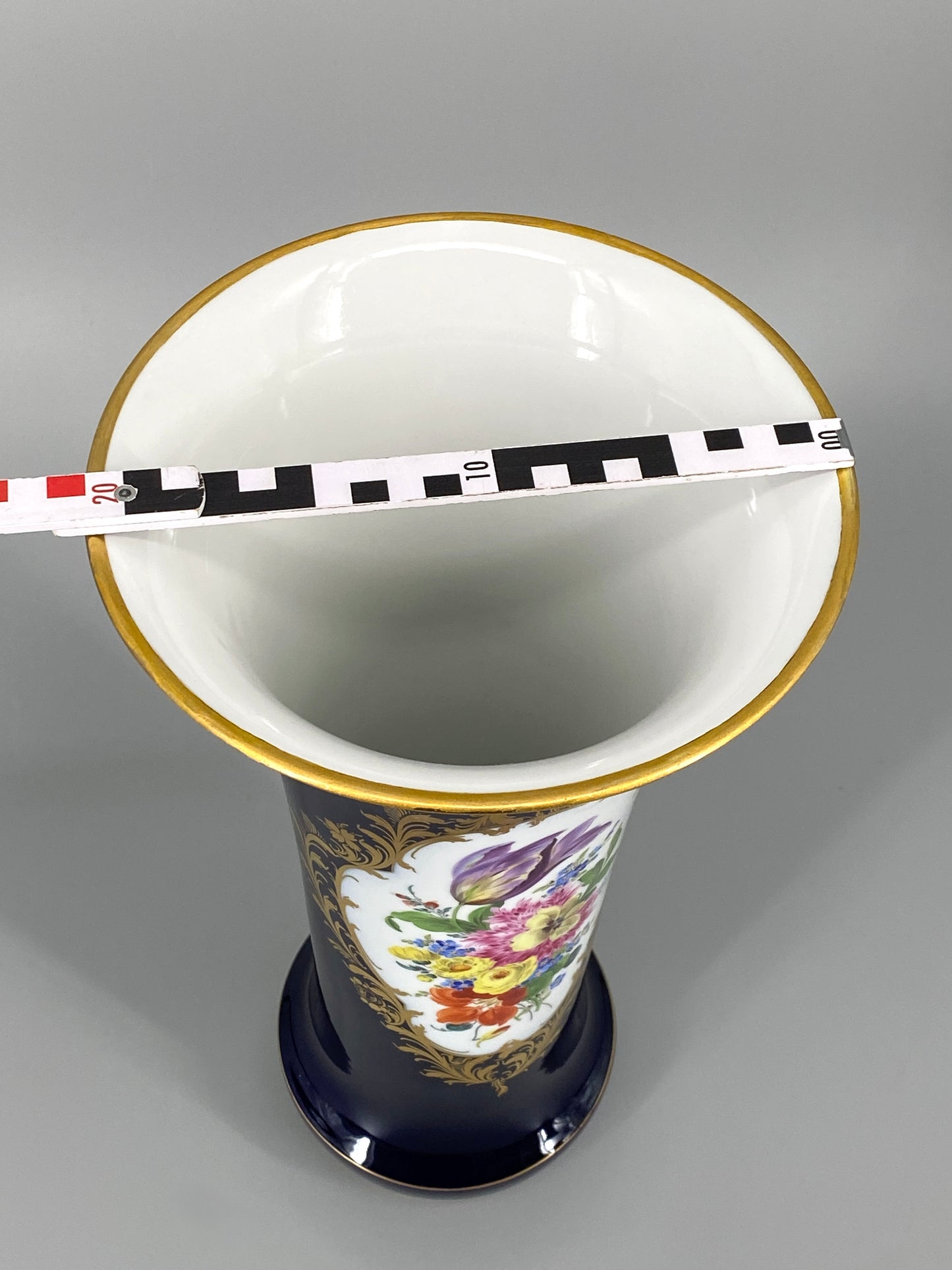 große kobaltblaue Meissen Vase aus Porzellan mit Blumenbouquet, 20. Jhd