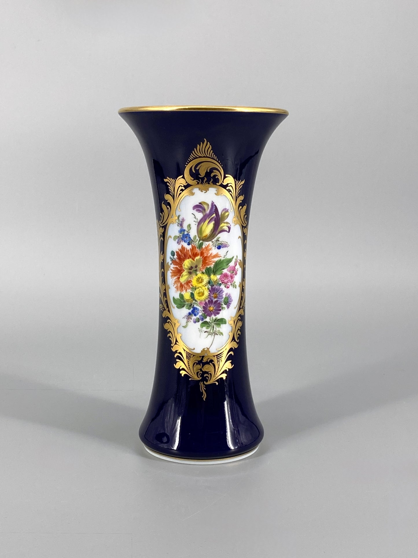 geschwungene kobaltblaue Meissen Porzellan Vase mit Blumenbouquet, 20. Jhd