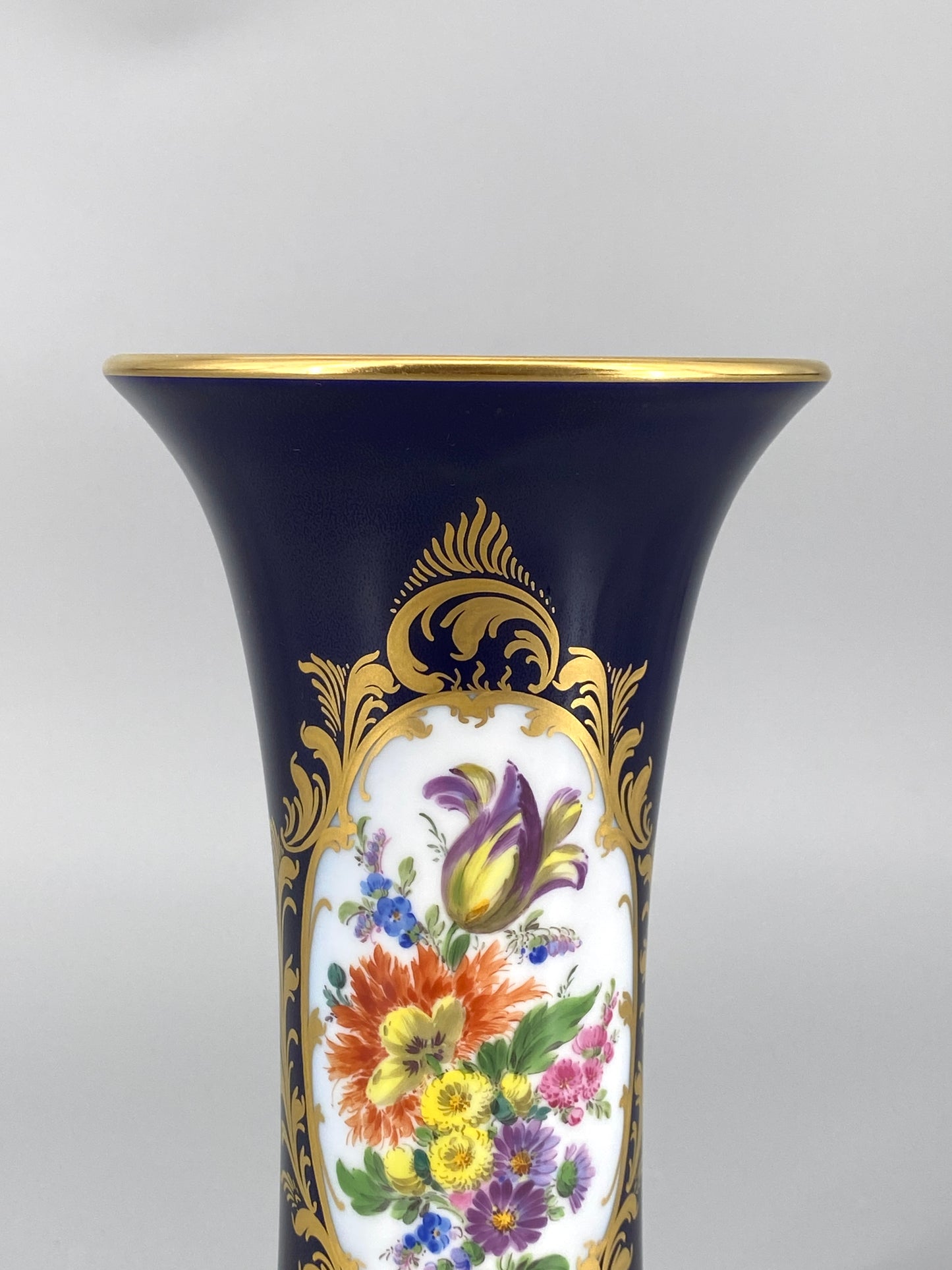geschwungene kobaltblaue Meissen Porzellan Vase mit Blumenbouquet, 20. Jhd
