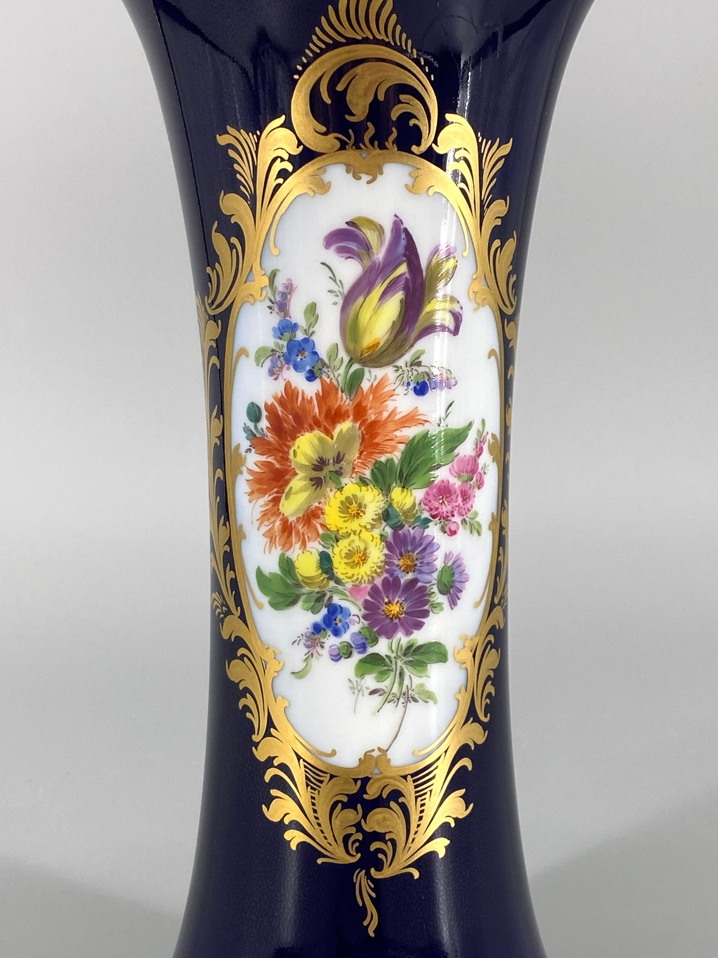geschwungene kobaltblaue Meissen Porzellan Vase mit Blumenbouquet, 20. Jhd