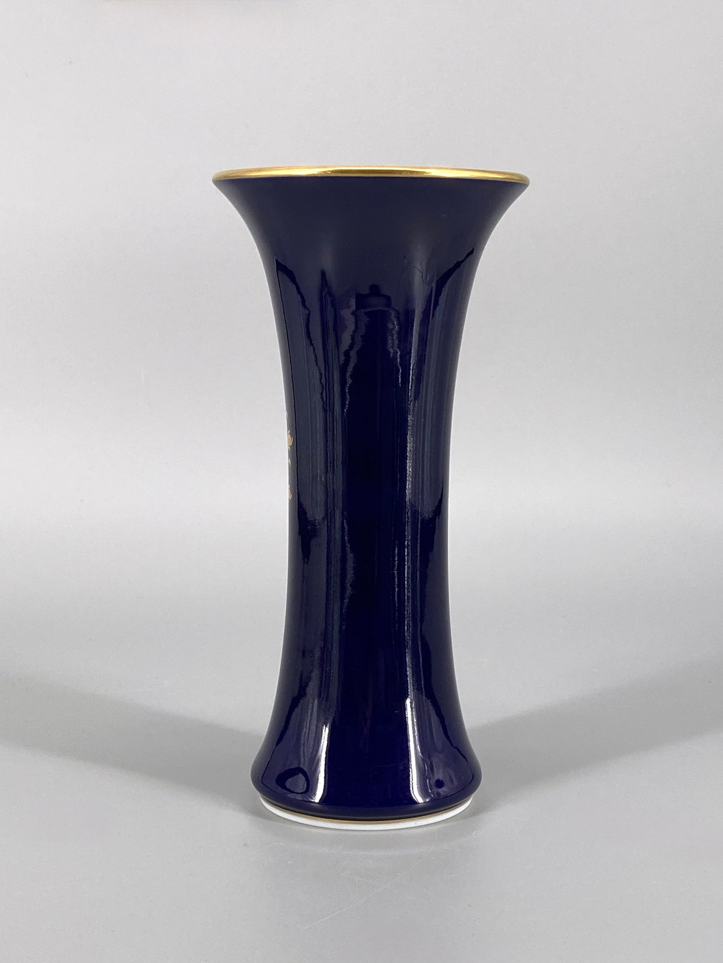 geschwungene kobaltblaue Meissen Porzellan Vase mit Blumenbouquet, 20. Jhd