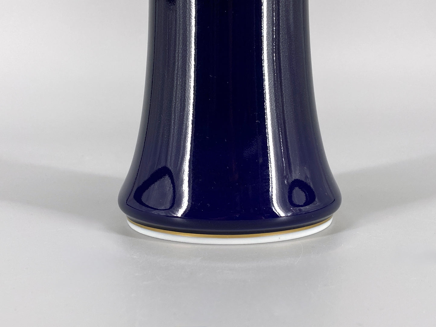 geschwungene kobaltblaue Meissen Porzellan Vase mit Blumenbouquet, 20. Jhd