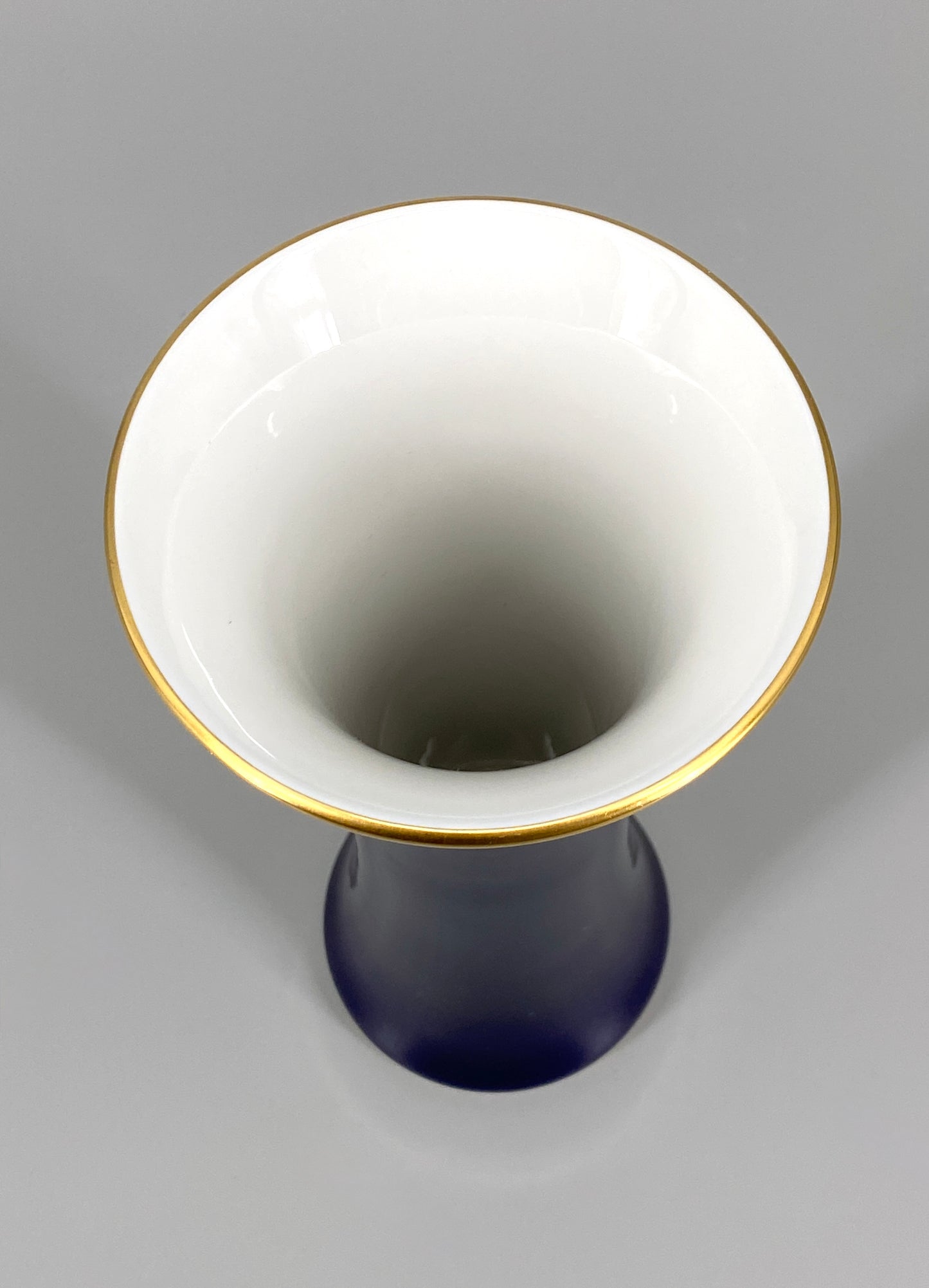 geschwungene kobaltblaue Meissen Porzellan Vase mit Blumenbouquet, 20. Jhd