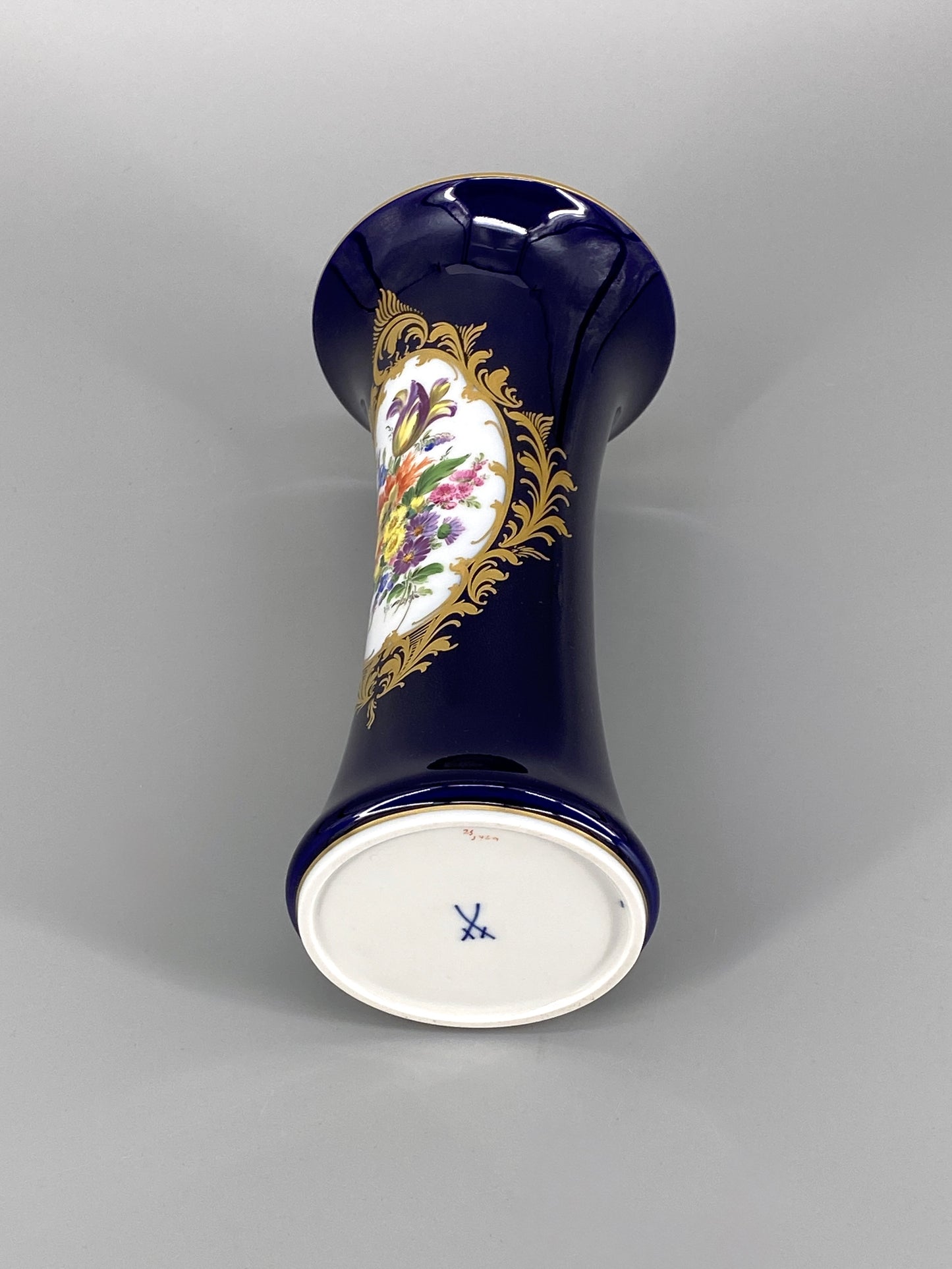 geschwungene kobaltblaue Meissen Porzellan Vase mit Blumenbouquet, 20. Jhd