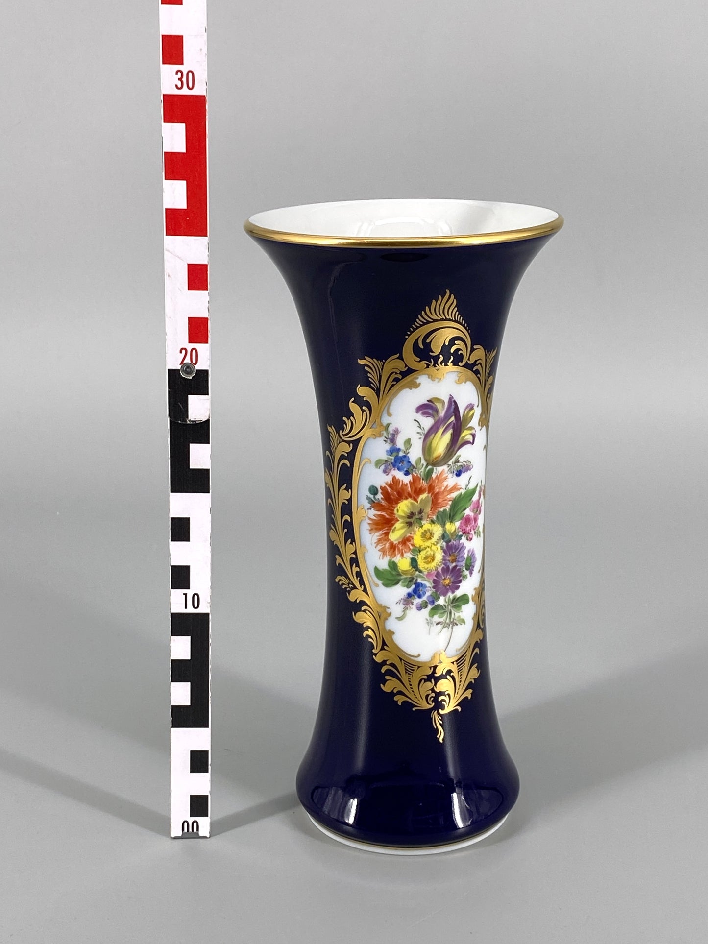 geschwungene kobaltblaue Meissen Porzellan Vase mit Blumenbouquet, 20. Jhd