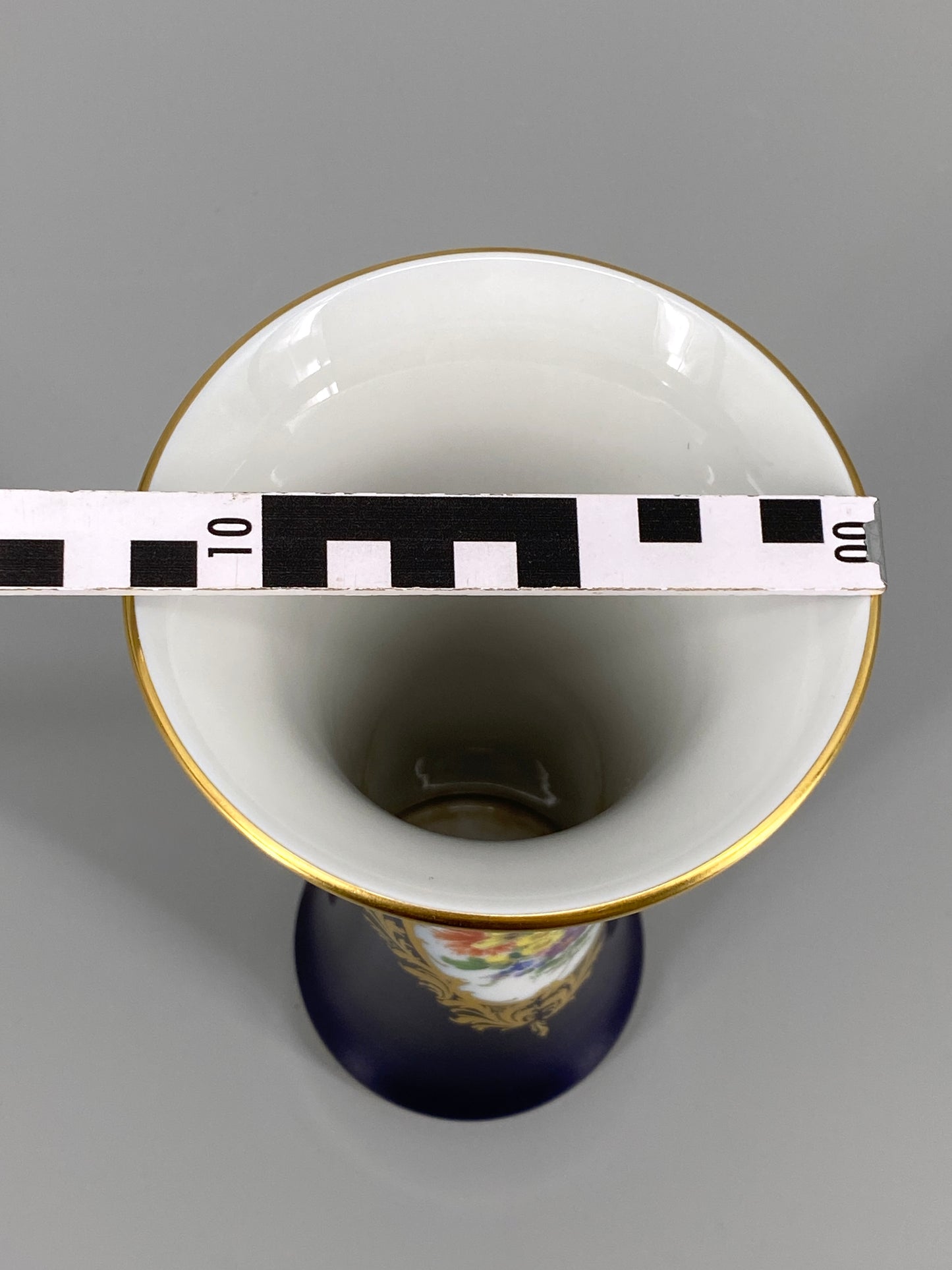 geschwungene kobaltblaue Meissen Porzellan Vase mit Blumenbouquet, 20. Jhd
