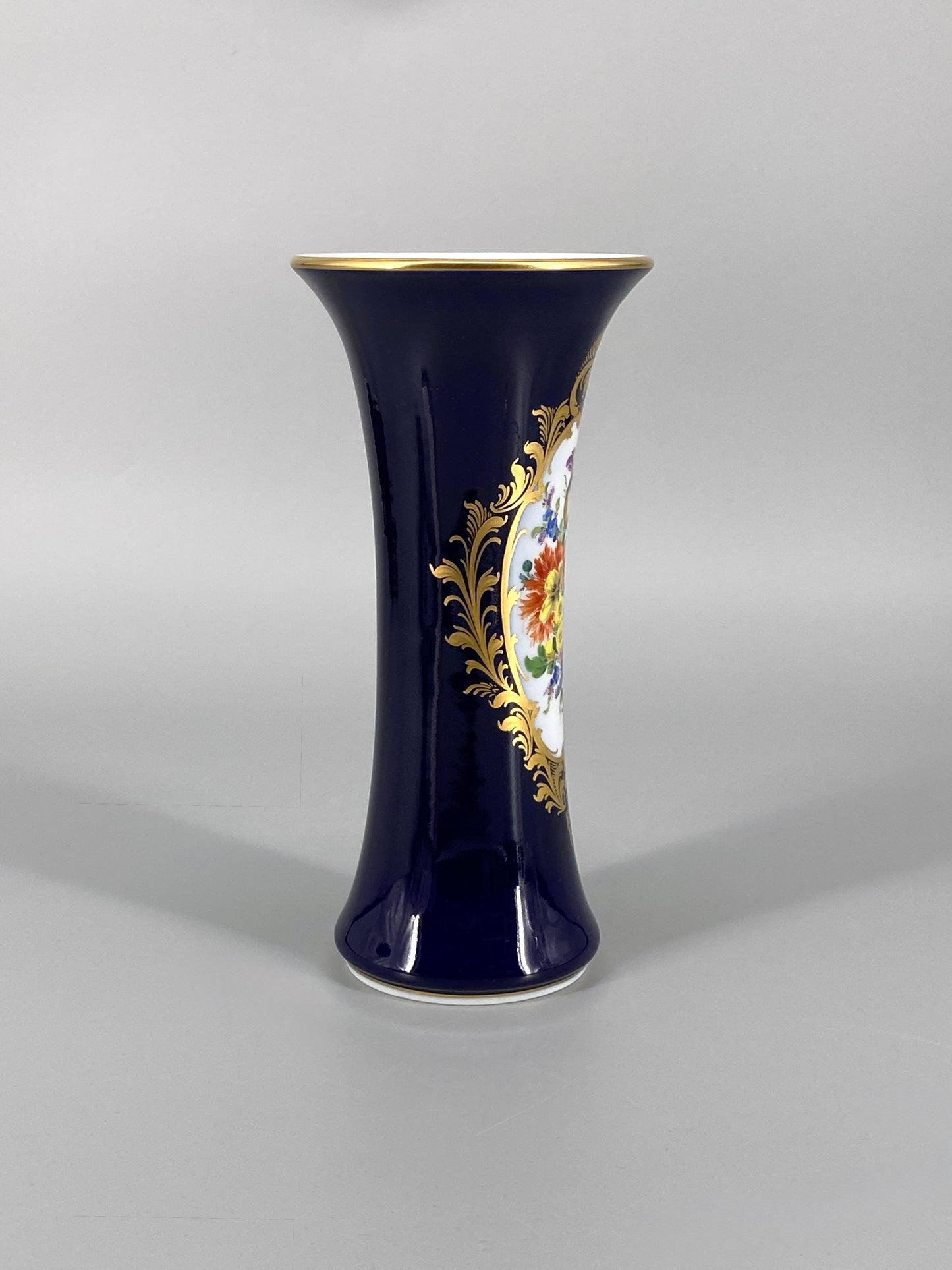 geschwungene kobaltblaue Meissen Porzellan Vase mit Blumenbouquet, 20. Jhd