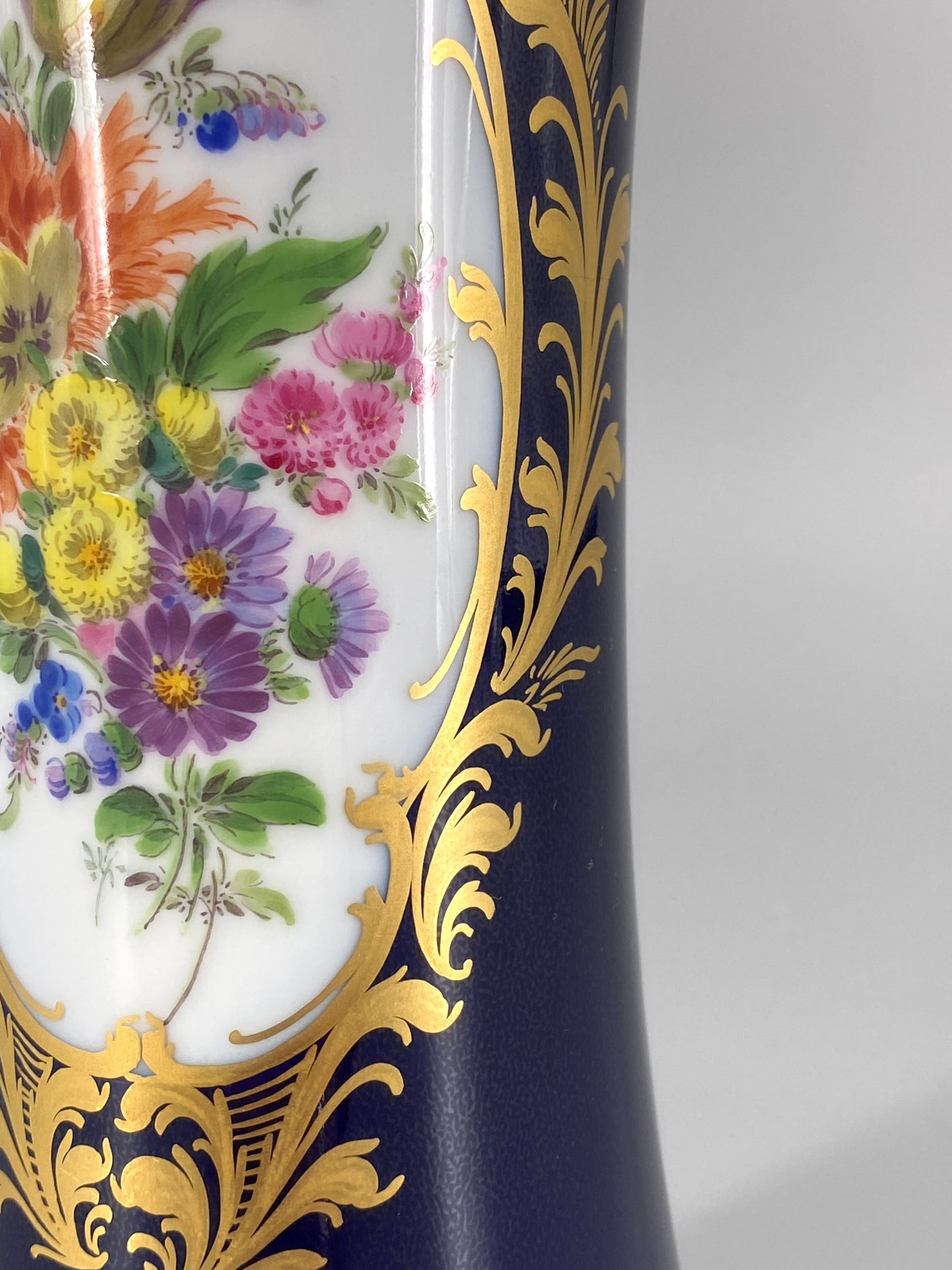 geschwungene kobaltblaue Meissen Porzellan Vase mit Blumenbouquet, 20. Jhd
