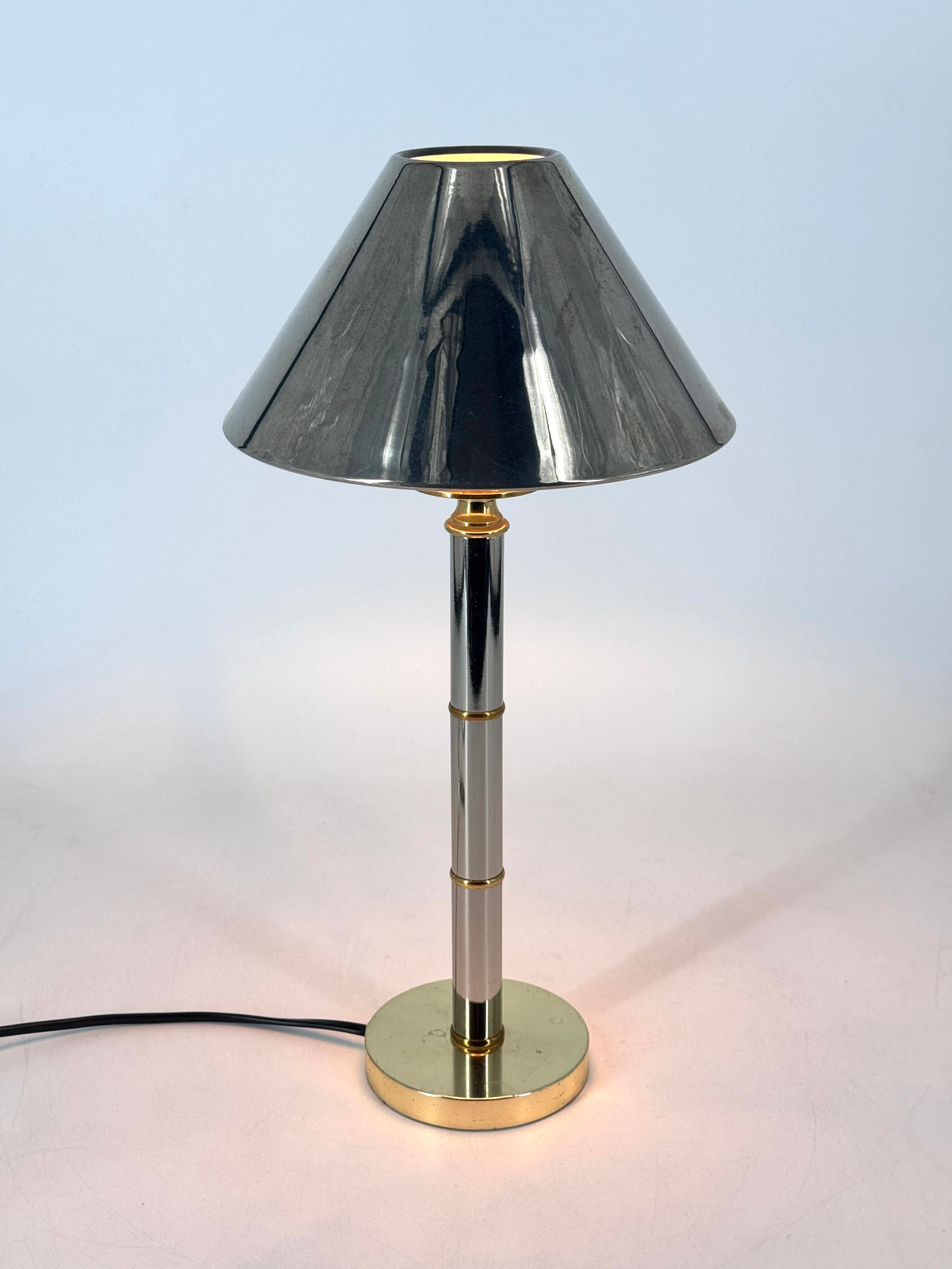 VINTAGE TISCHLAMPE HOLLYWOOD REGENCY AUS CHROM UND GOLD MIT METALLSCHIRM