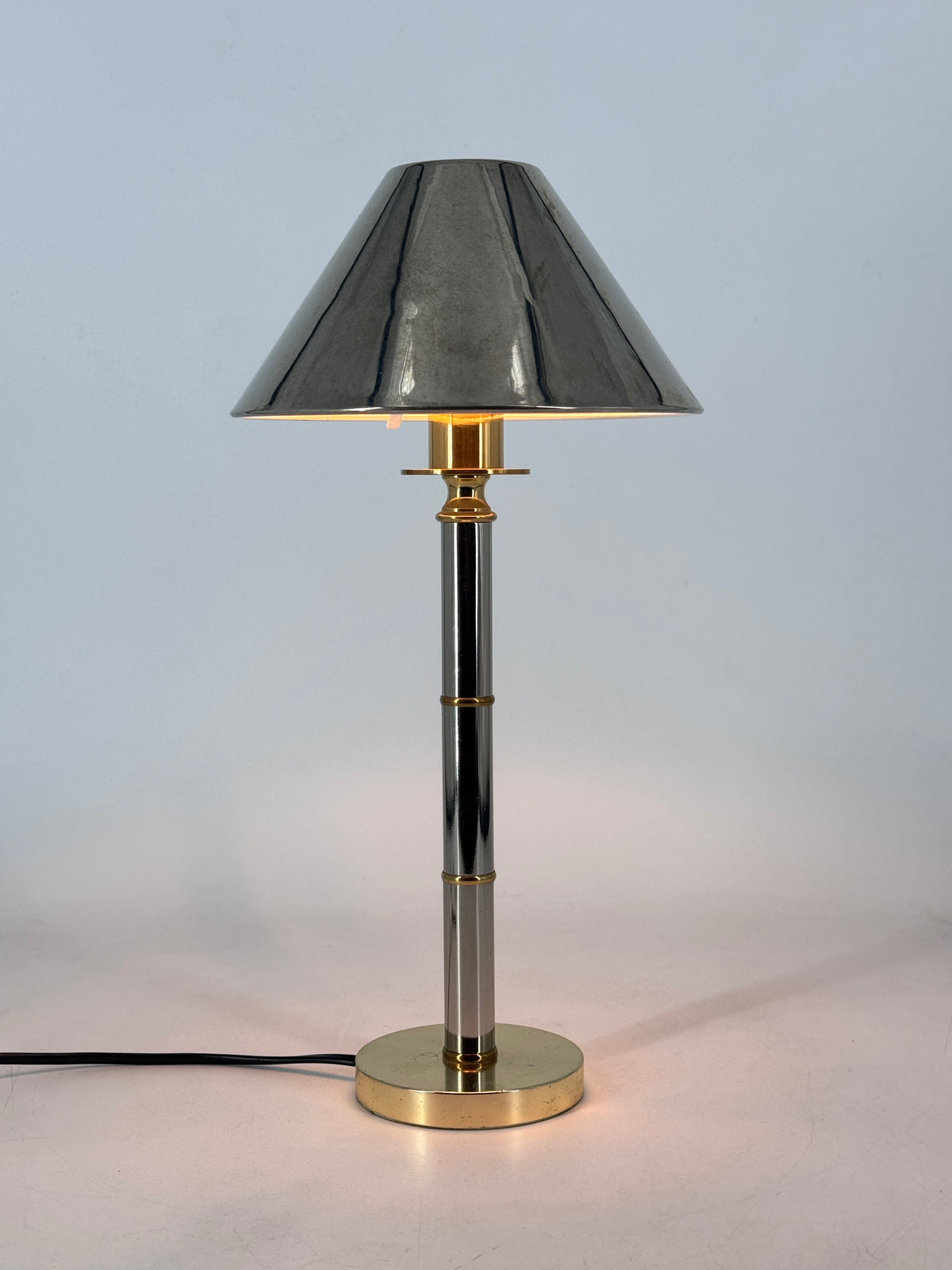 VINTAGE TISCHLAMPE HOLLYWOOD REGENCY AUS CHROM UND GOLD MIT METALLSCHIRM