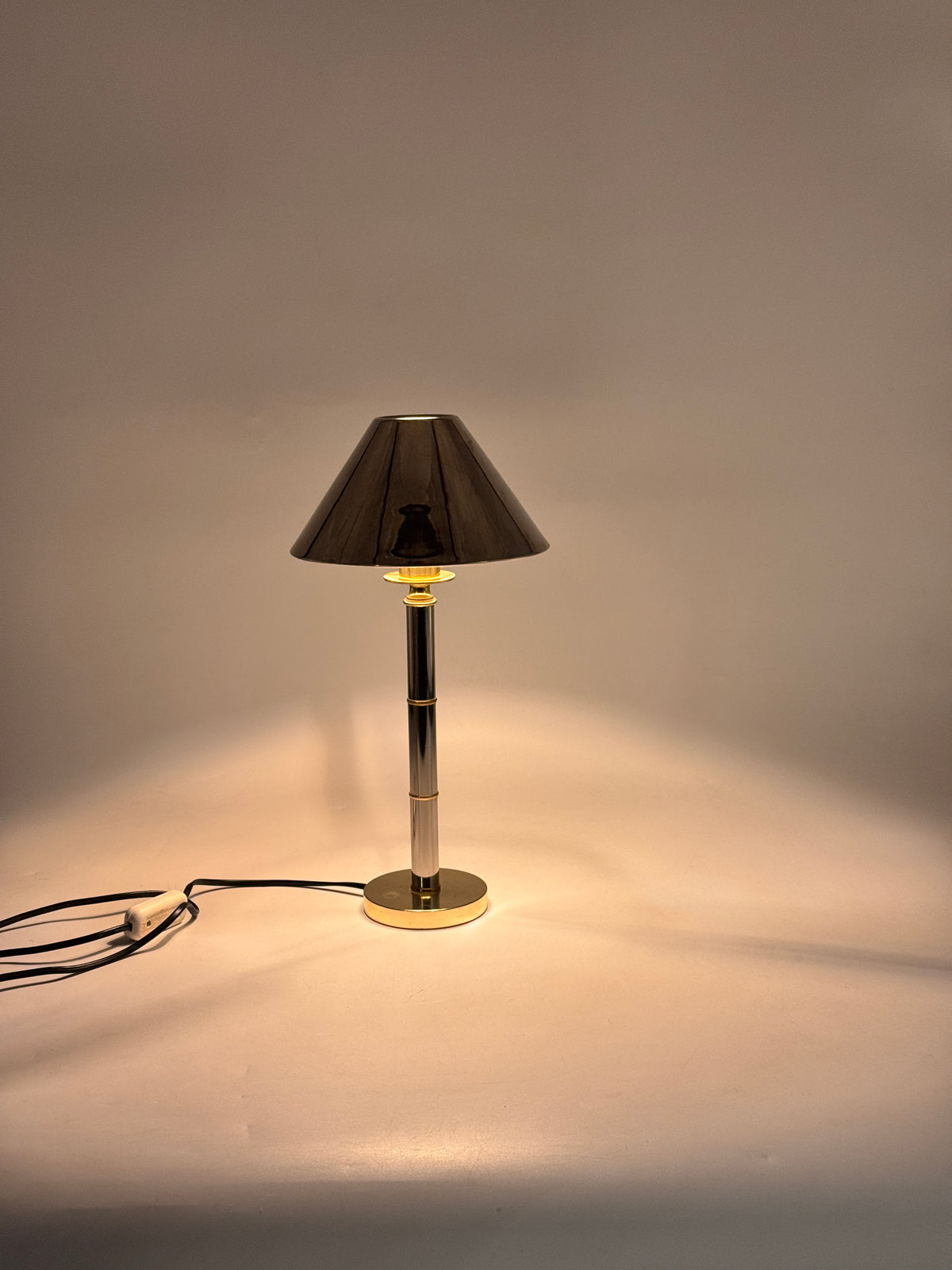 VINTAGE TISCHLAMPE HOLLYWOOD REGENCY AUS CHROM UND GOLD MIT METALLSCHIRM