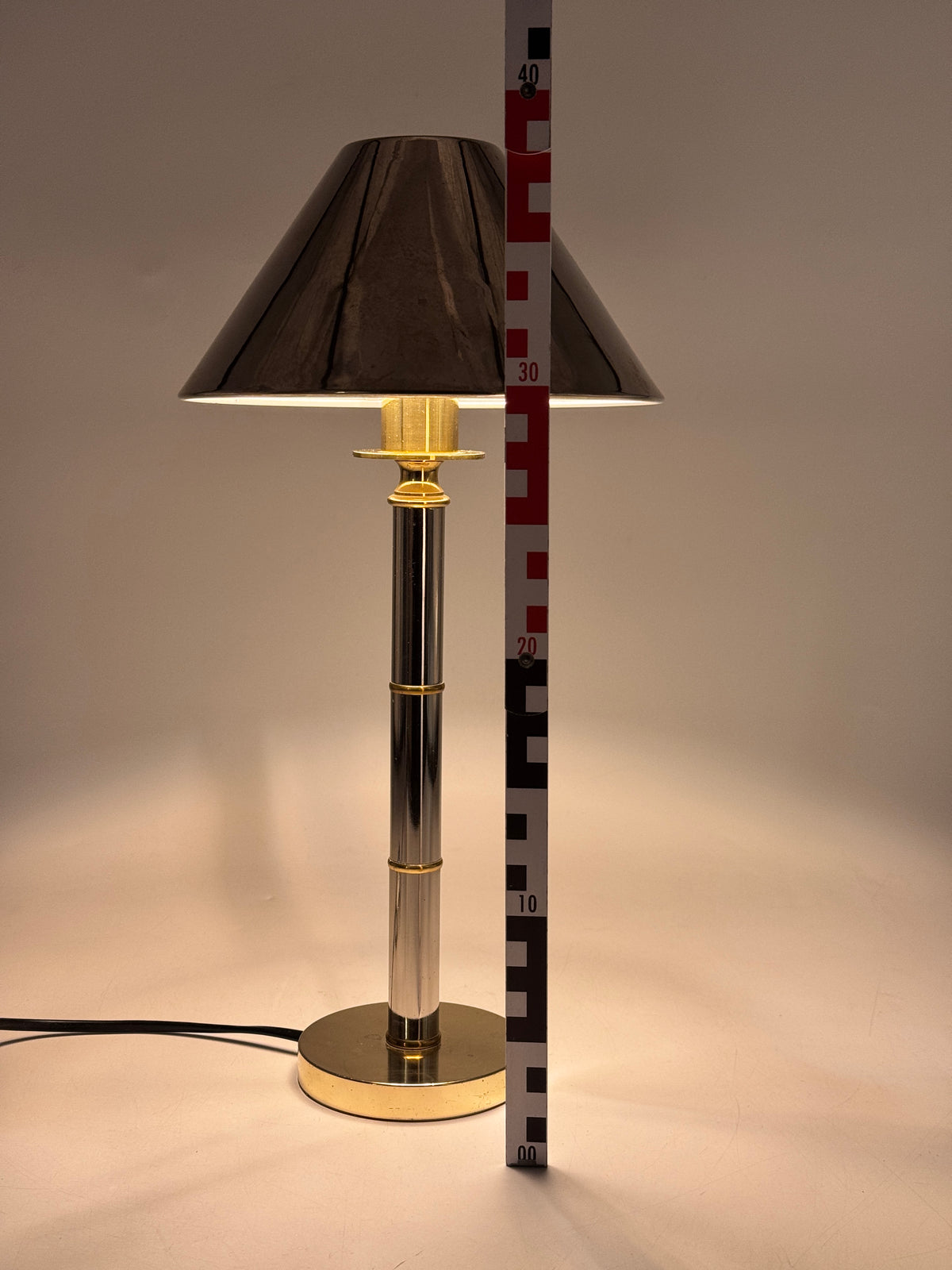 VINTAGE TISCHLAMPE HOLLYWOOD REGENCY AUS CHROM UND GOLD MIT METALLSCHIRM