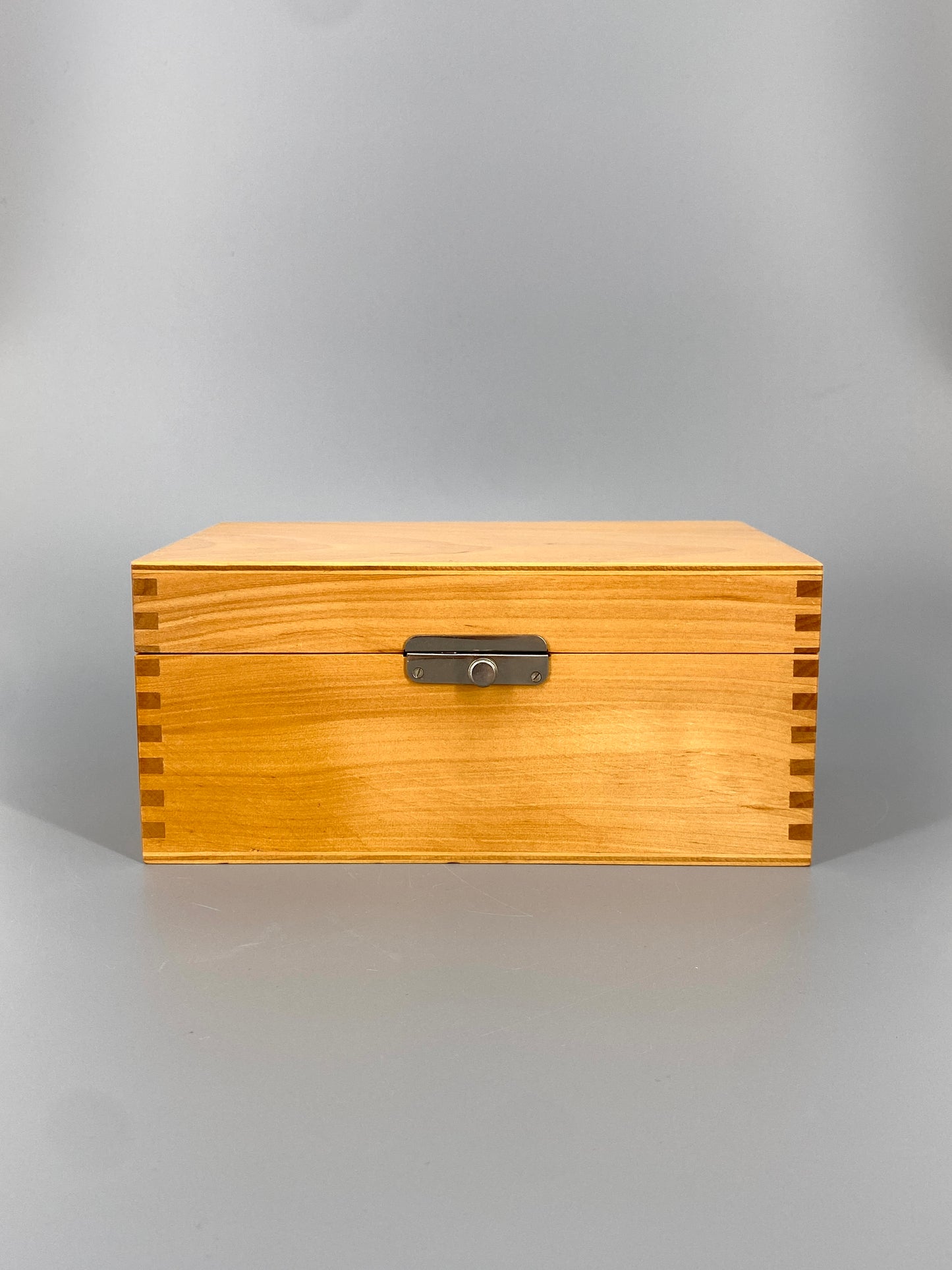 Vintage Holzkiste zur Aufbewahrung, Fingerzinken-Verbindung an den Ecken