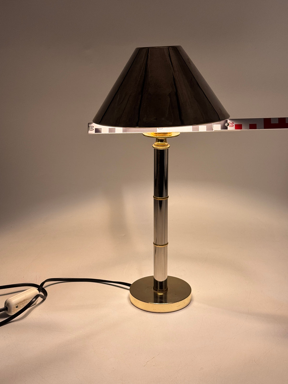 VINTAGE TISCHLAMPE HOLLYWOOD REGENCY AUS CHROM UND GOLD MIT METALLSCHIRM