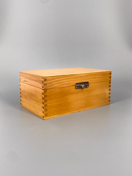 Vintage Holzkiste zur Aufbewahrung, Fingerzinken-Verbindung an den Ecken