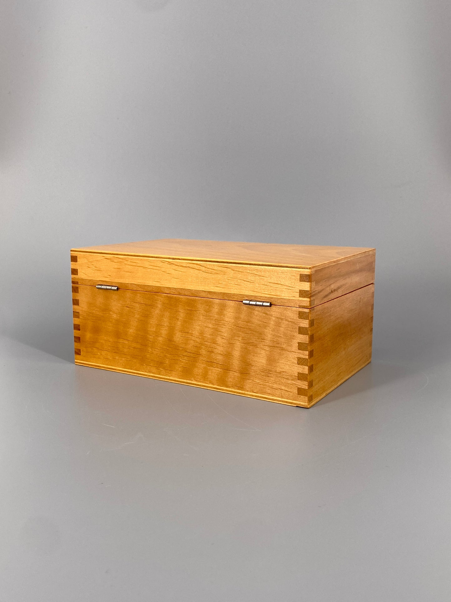 Vintage Holzkiste zur Aufbewahrung, Fingerzinken-Verbindung an den Ecken