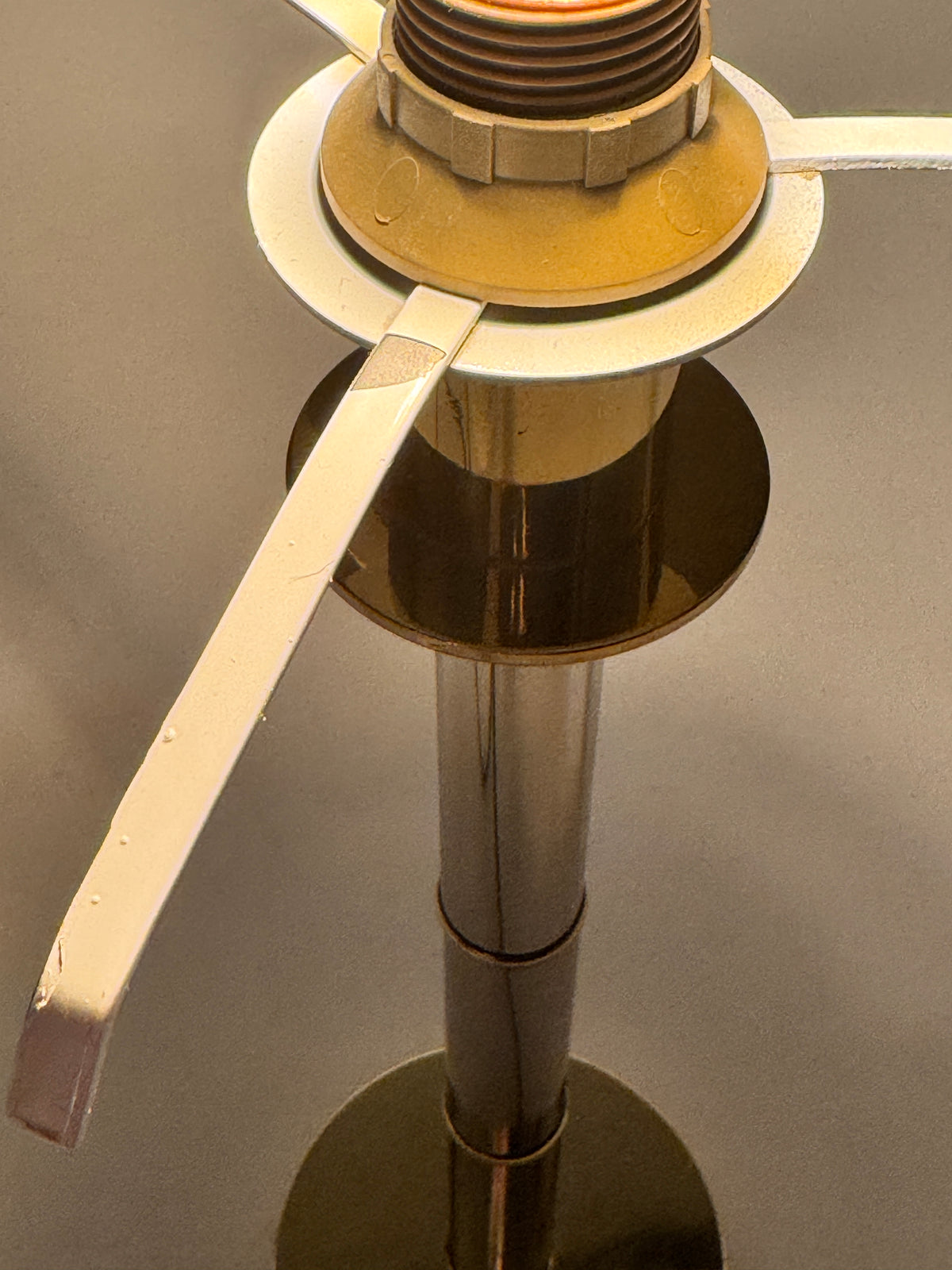 VINTAGE TISCHLAMPE HOLLYWOOD REGENCY AUS CHROM UND GOLD MIT METALLSCHIRM