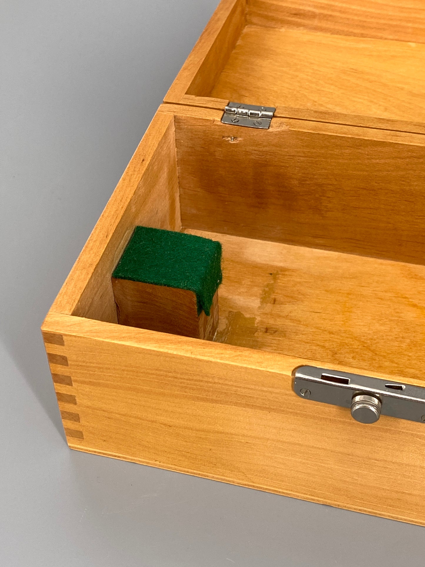 Vintage Holzkiste zur Aufbewahrung, Fingerzinken-Verbindung an den Ecken