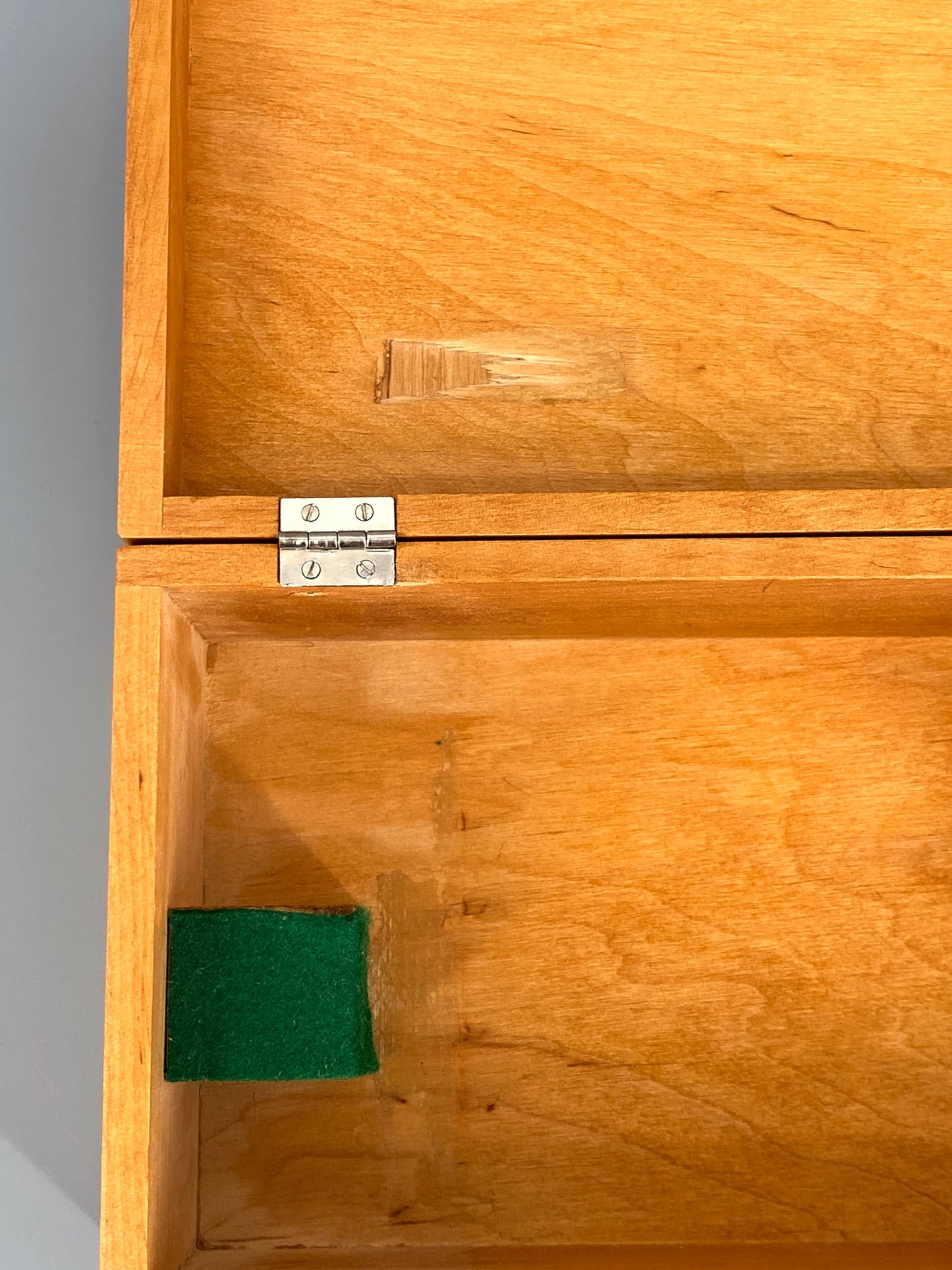 Vintage Holzkiste zur Aufbewahrung, Fingerzinken-Verbindung an den Ecken