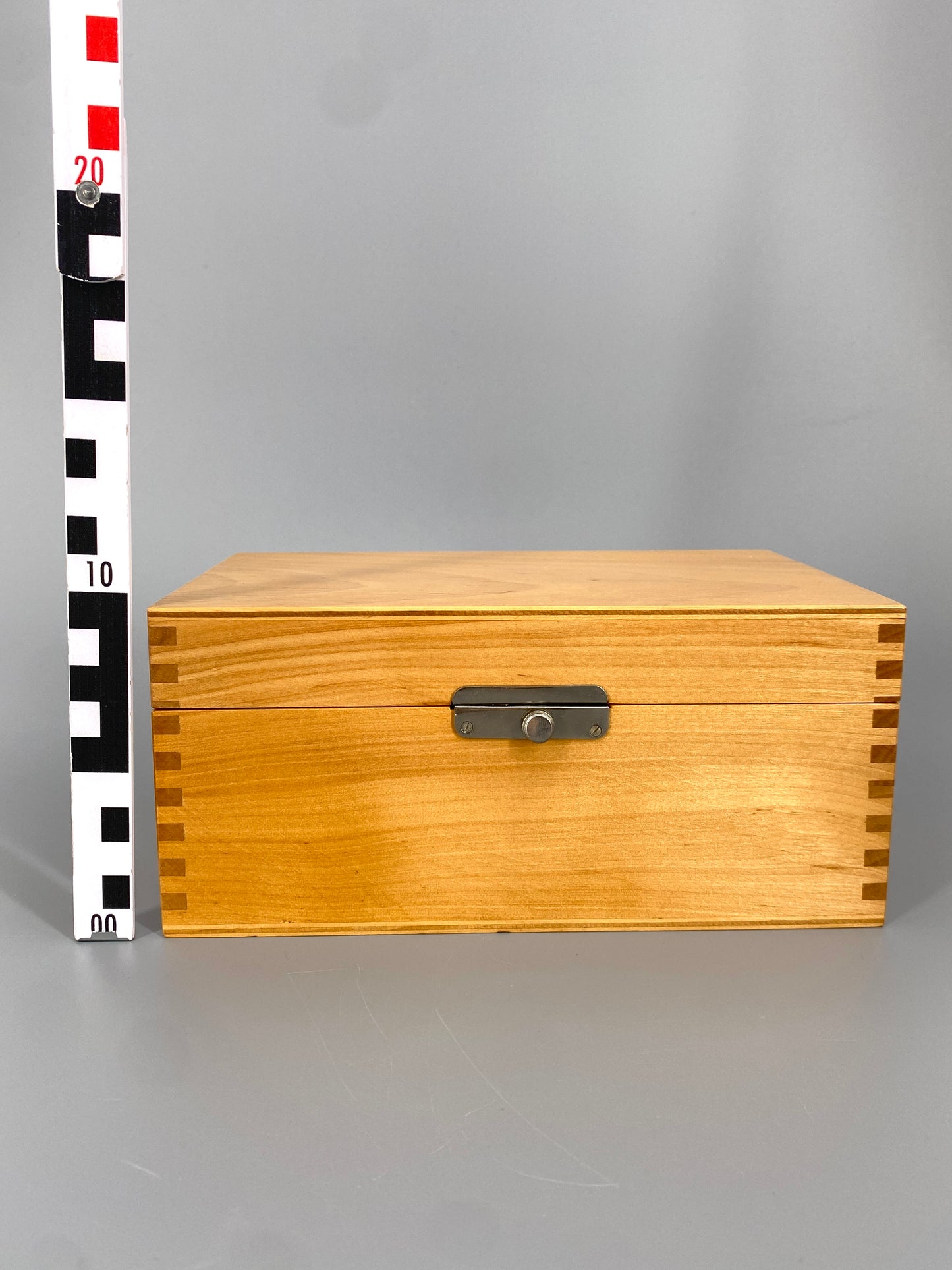 Vintage Holzkiste zur Aufbewahrung, Fingerzinken-Verbindung an den Ecken