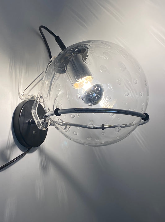 Wandlampe "Raindrop C1725" von RAAK mit Glaskugel, Niederlande 1970er