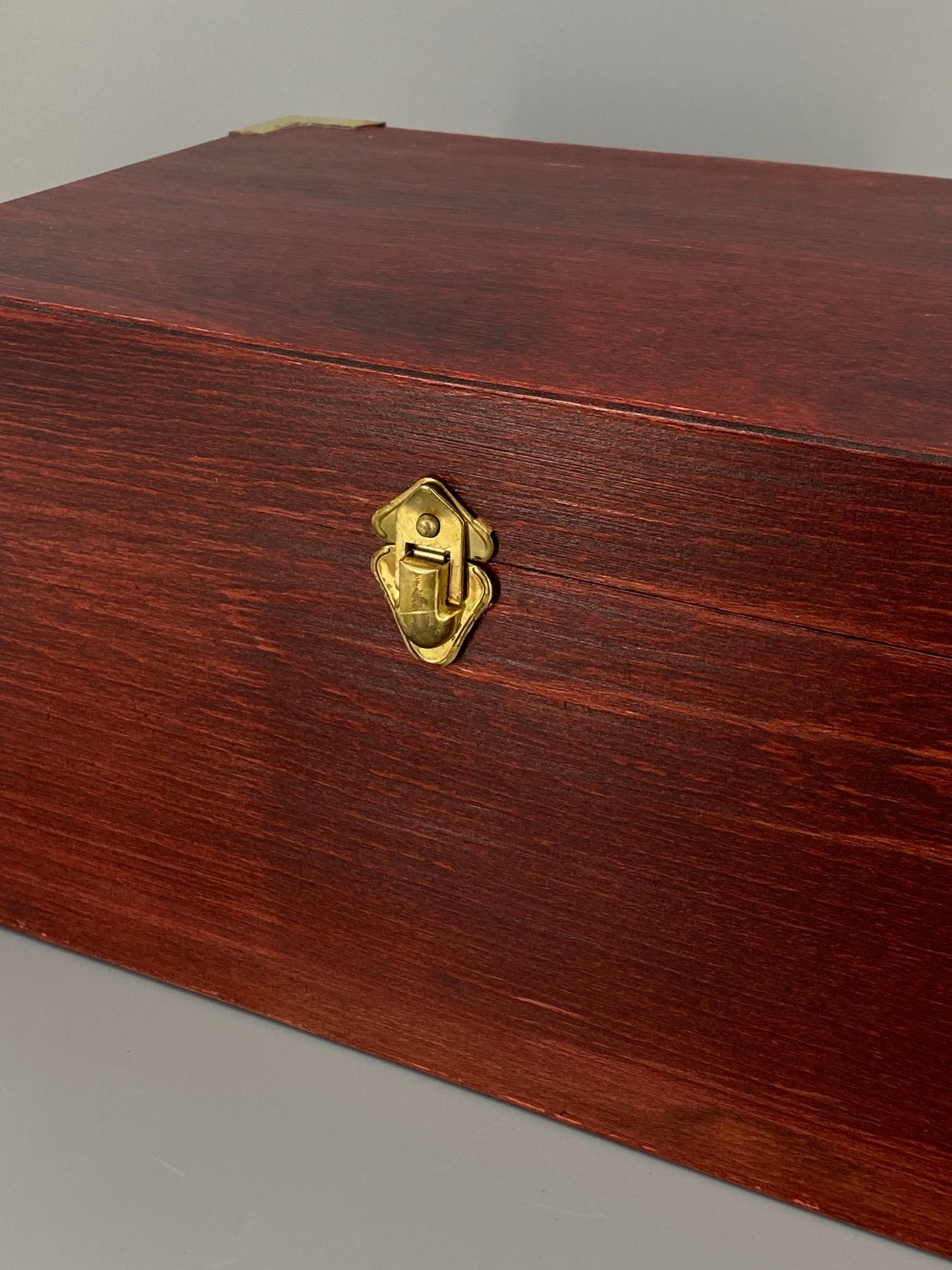 Holzbox als Schuhputzkasten von Collonil Interpolish, Kiste in rot