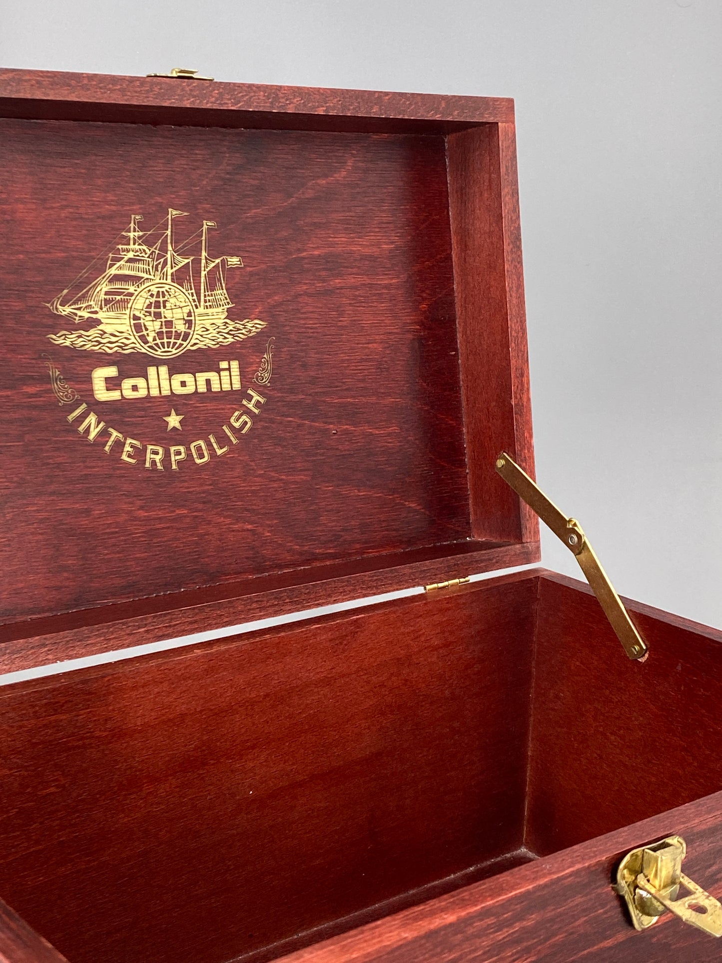 Holzbox als Schuhputzkasten von Collonil Interpolish, Kiste in rot