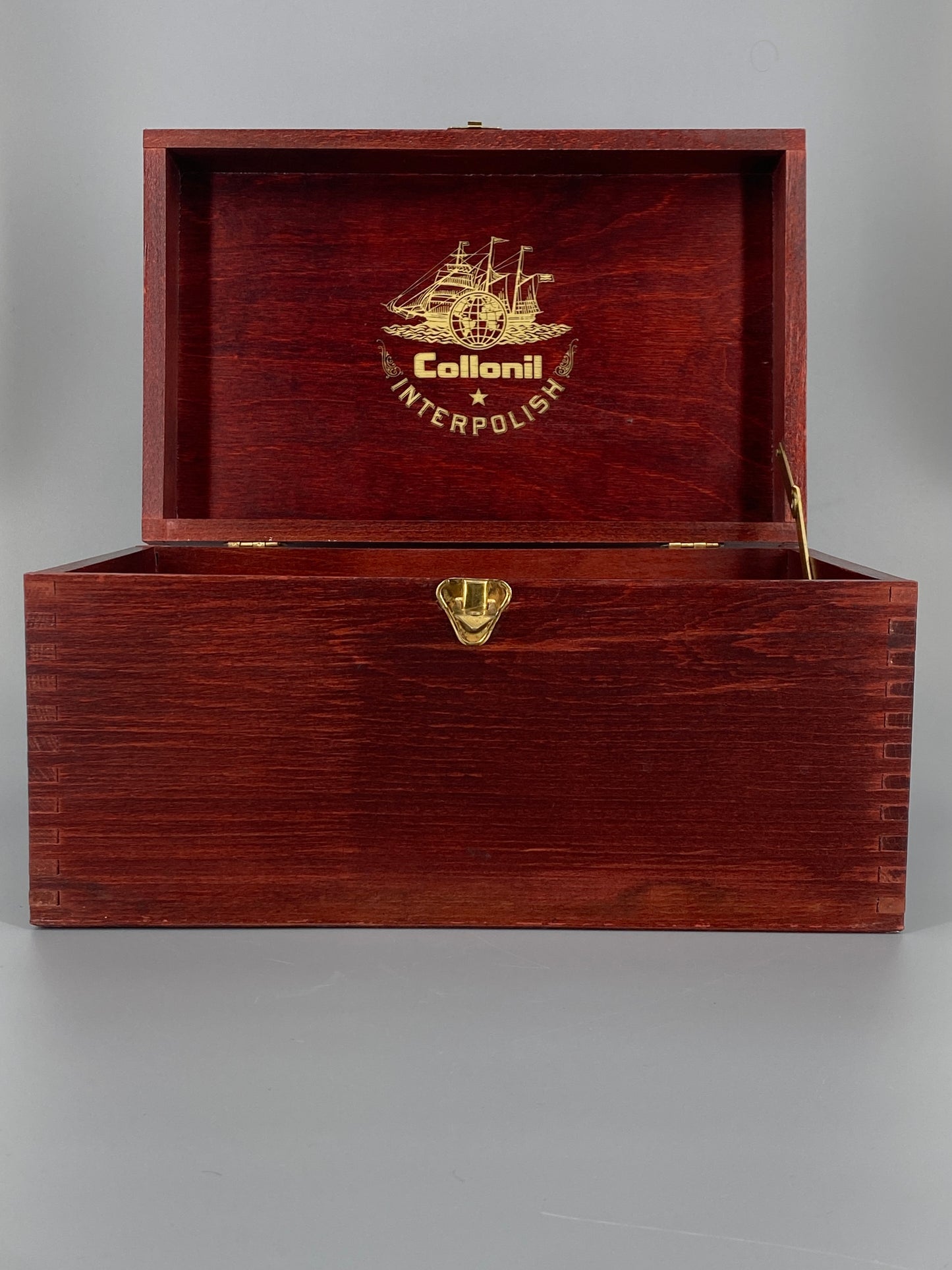 Holzbox als Schuhputzkasten von Collonil Interpolish, Kiste in rot