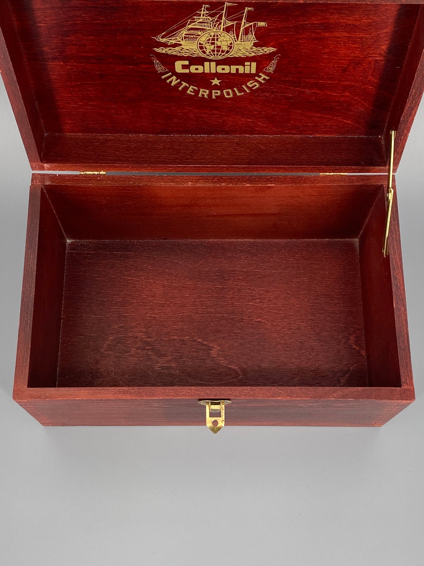 Holzbox als Schuhputzkasten von Collonil Interpolish, Kiste in rot