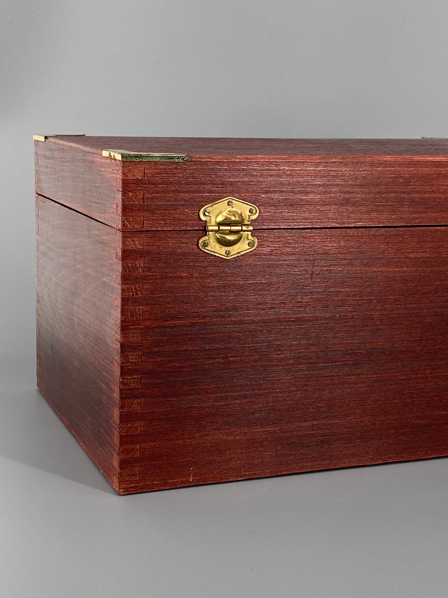 Holzbox als Schuhputzkasten von Collonil Interpolish, Kiste in rot