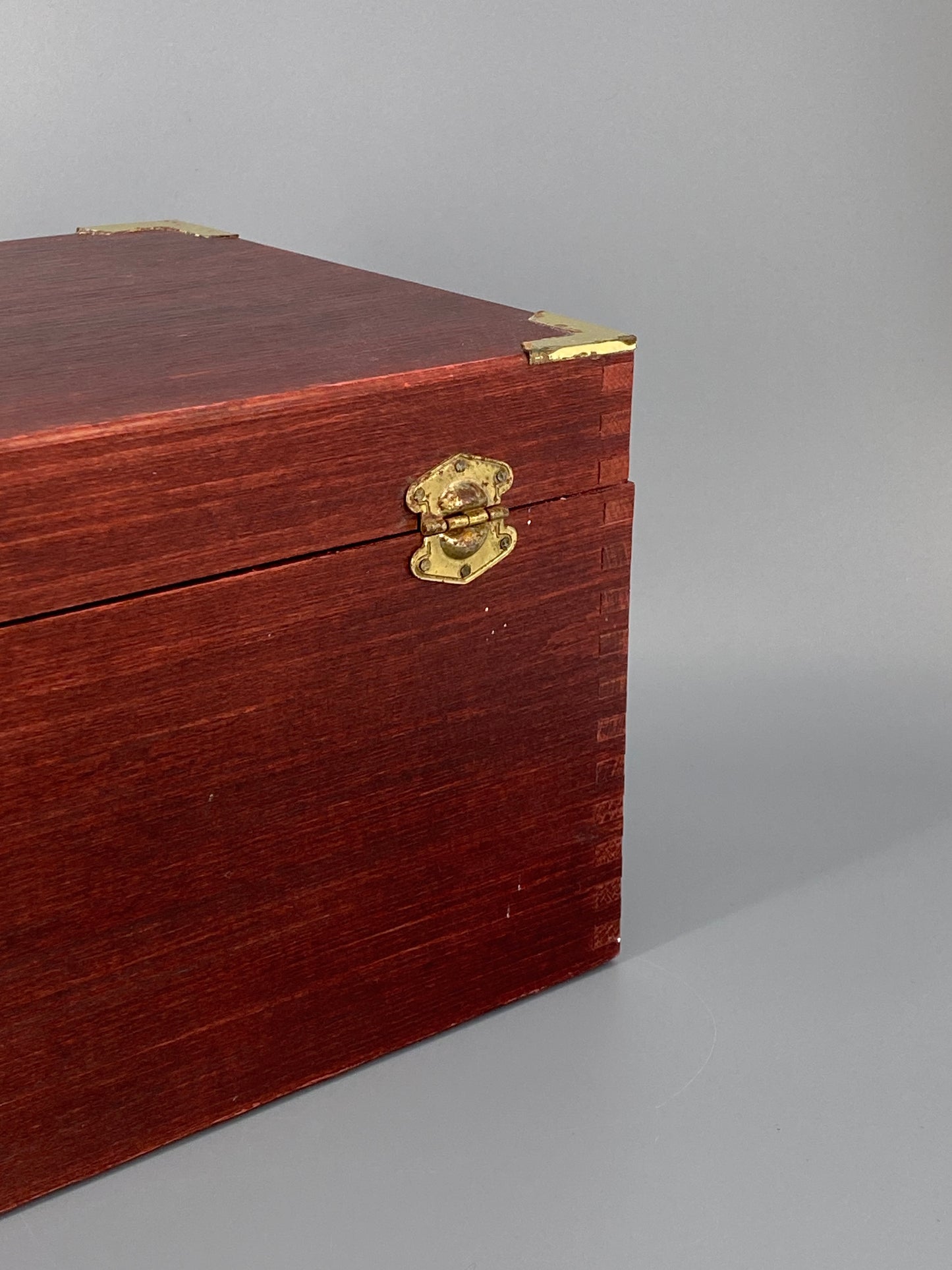 Holzbox als Schuhputzkasten von Collonil Interpolish, Kiste in rot