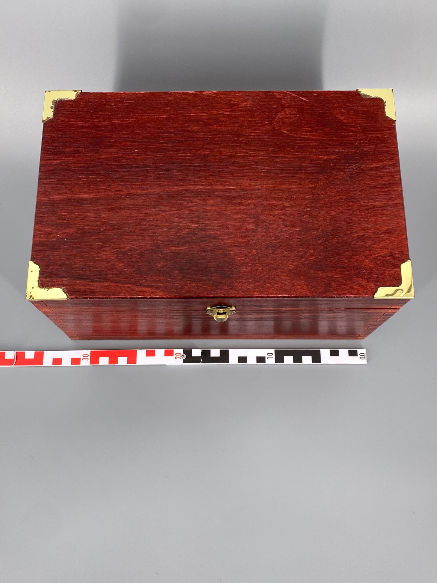 Holzbox als Schuhputzkasten von Collonil Interpolish, Kiste in rot