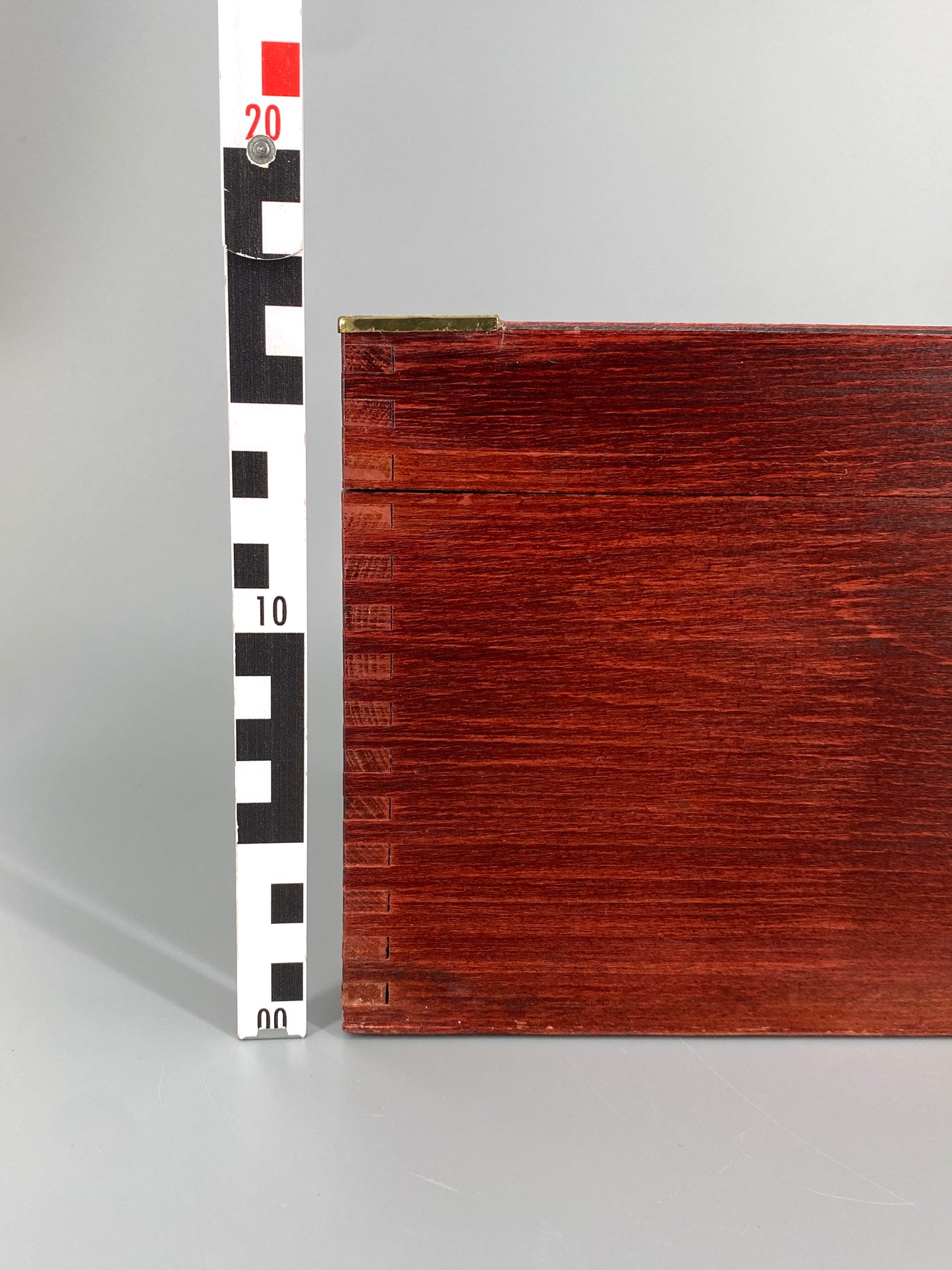 Holzbox als Schuhputzkasten von Collonil Interpolish, Kiste in rot