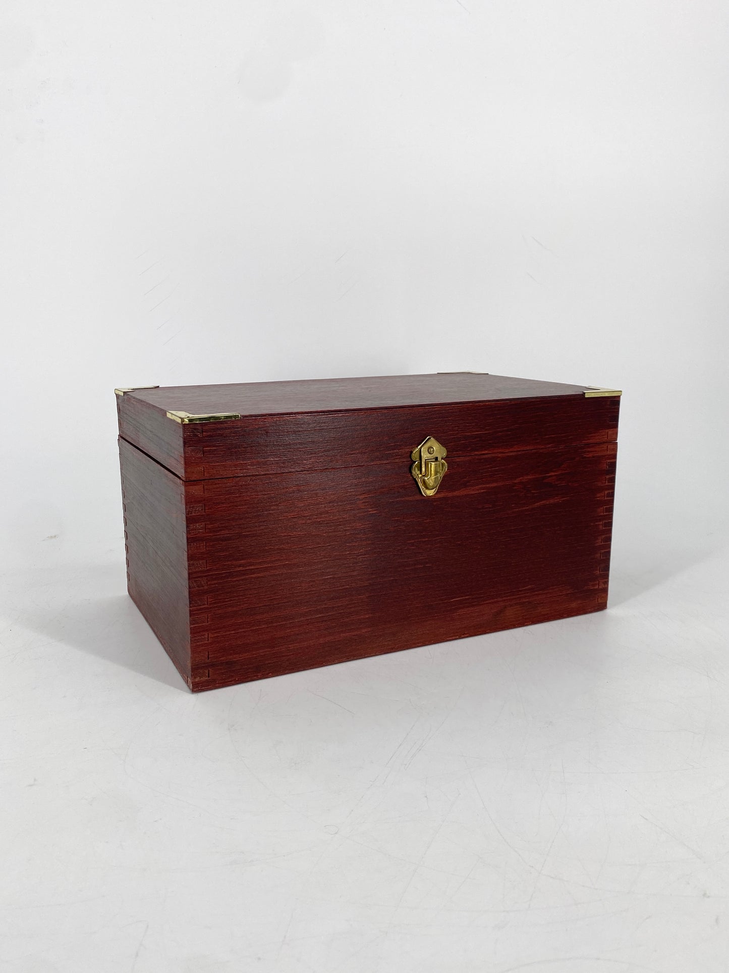 Holzbox als Schuhputzkasten von Collonil Interpolish, Kiste in rot