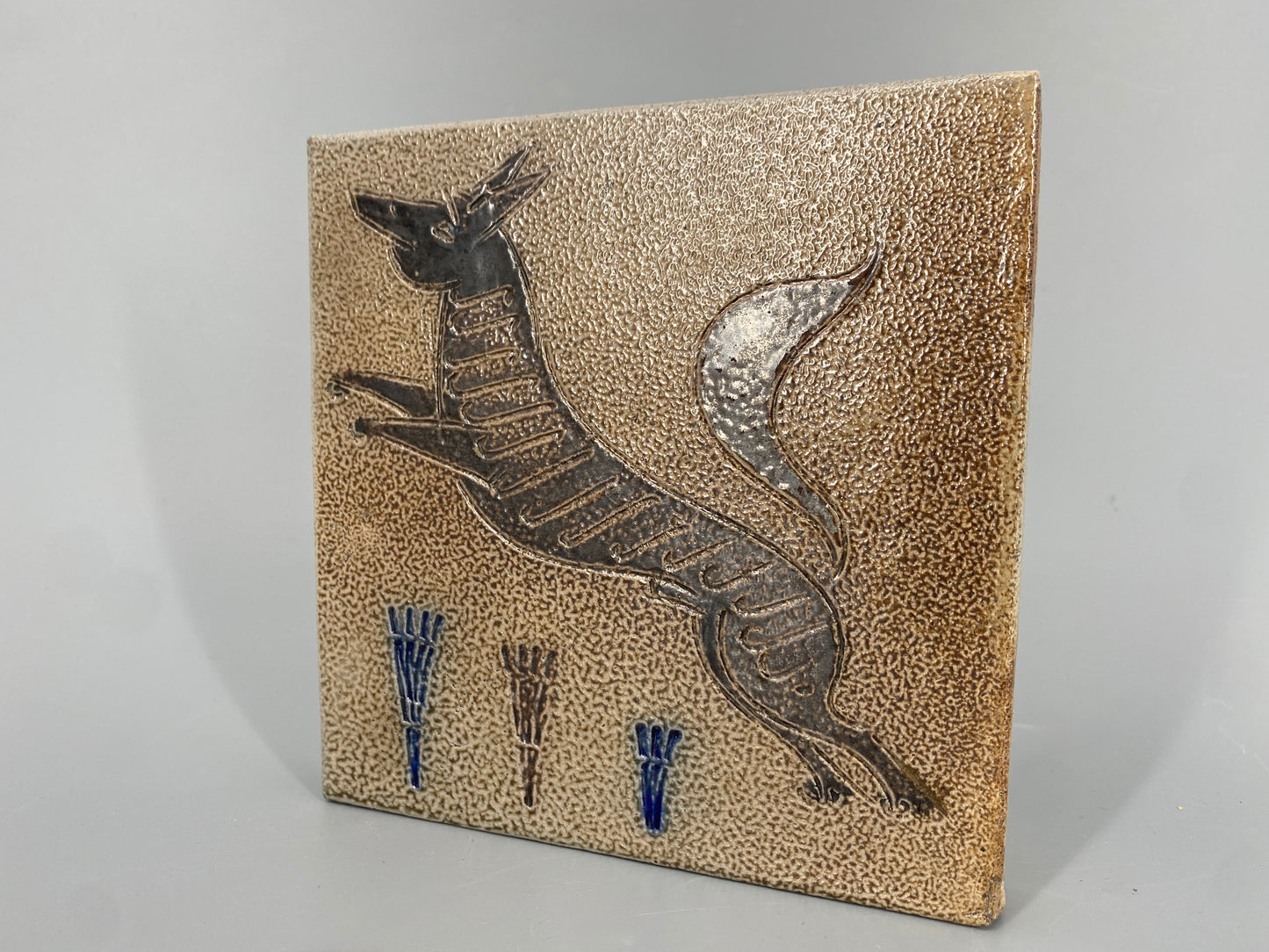 Glasierte Keramikkachel des Bildhauers Wim Mühlendyck, Deutschland