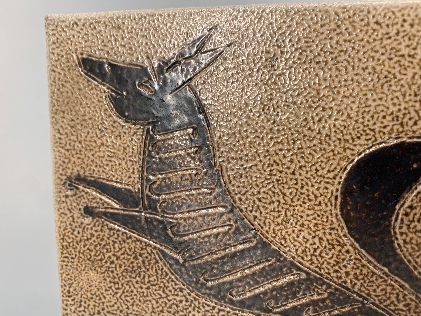 Glasierte Keramikkachel des Bildhauers Wim Mühlendyck, Deutschland