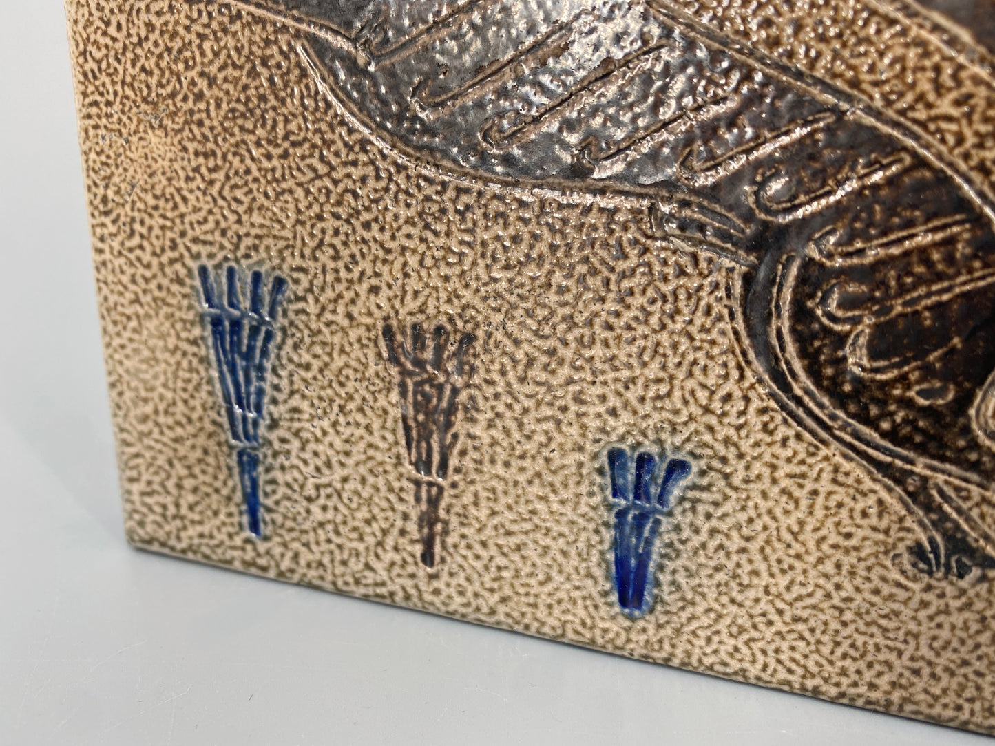 Glasierte Keramikkachel des Bildhauers Wim Mühlendyck, Deutschland