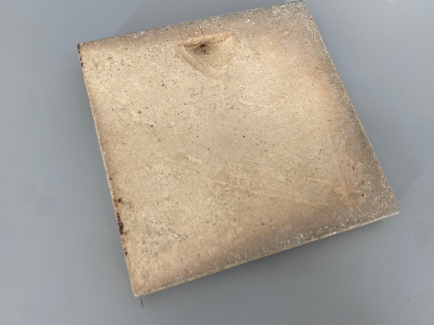 Glasierte Keramikkachel des Bildhauers Wim Mühlendyck, Deutschland