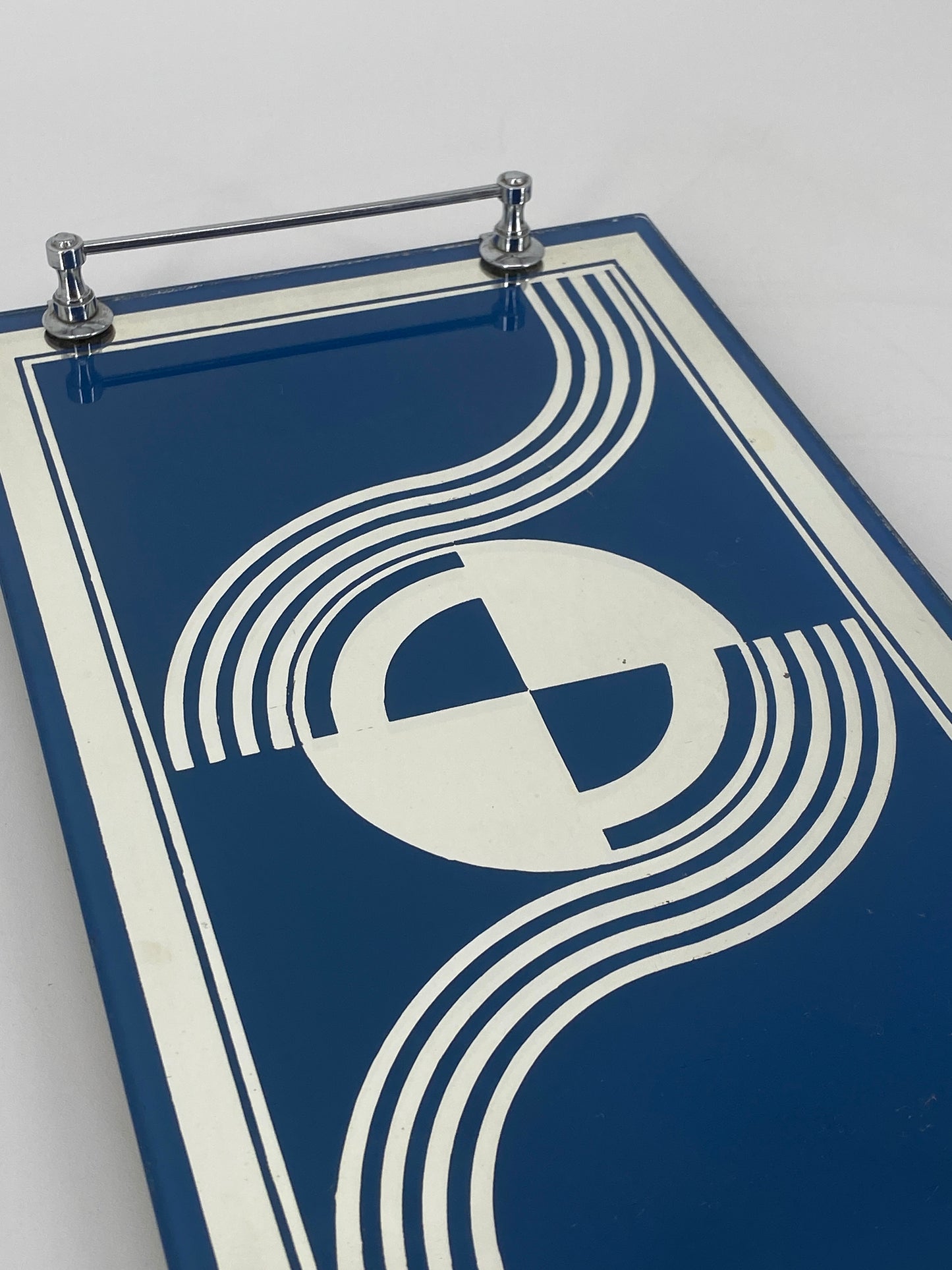 Art Deco Serviertablett mit blauem geometrischen Muster, verspiegeltes Glas, 30er
