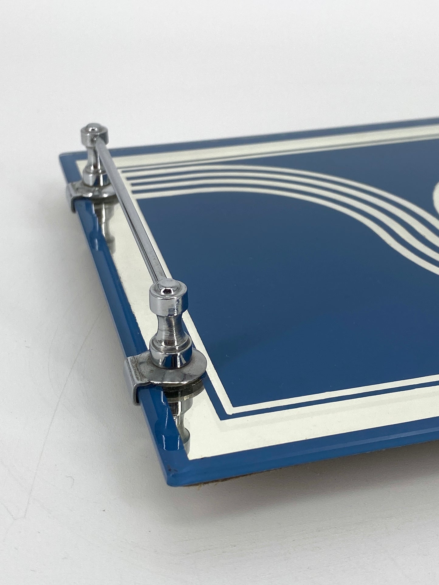 Art Deco Serviertablett mit blauem geometrischen Muster, verspiegeltes Glas, 30er