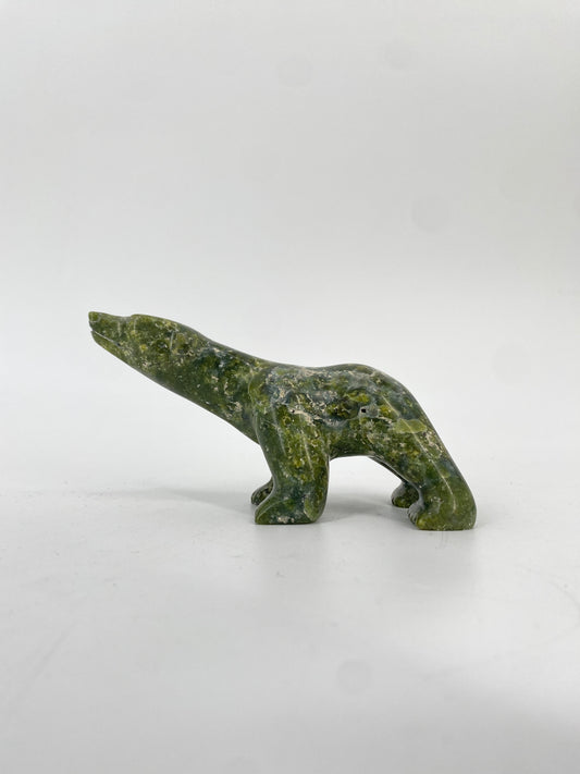 Statuette "Eisbär" des Künstlers Ashevak Adla handgeschnitzt aus Serpentin, Inuit Kunst