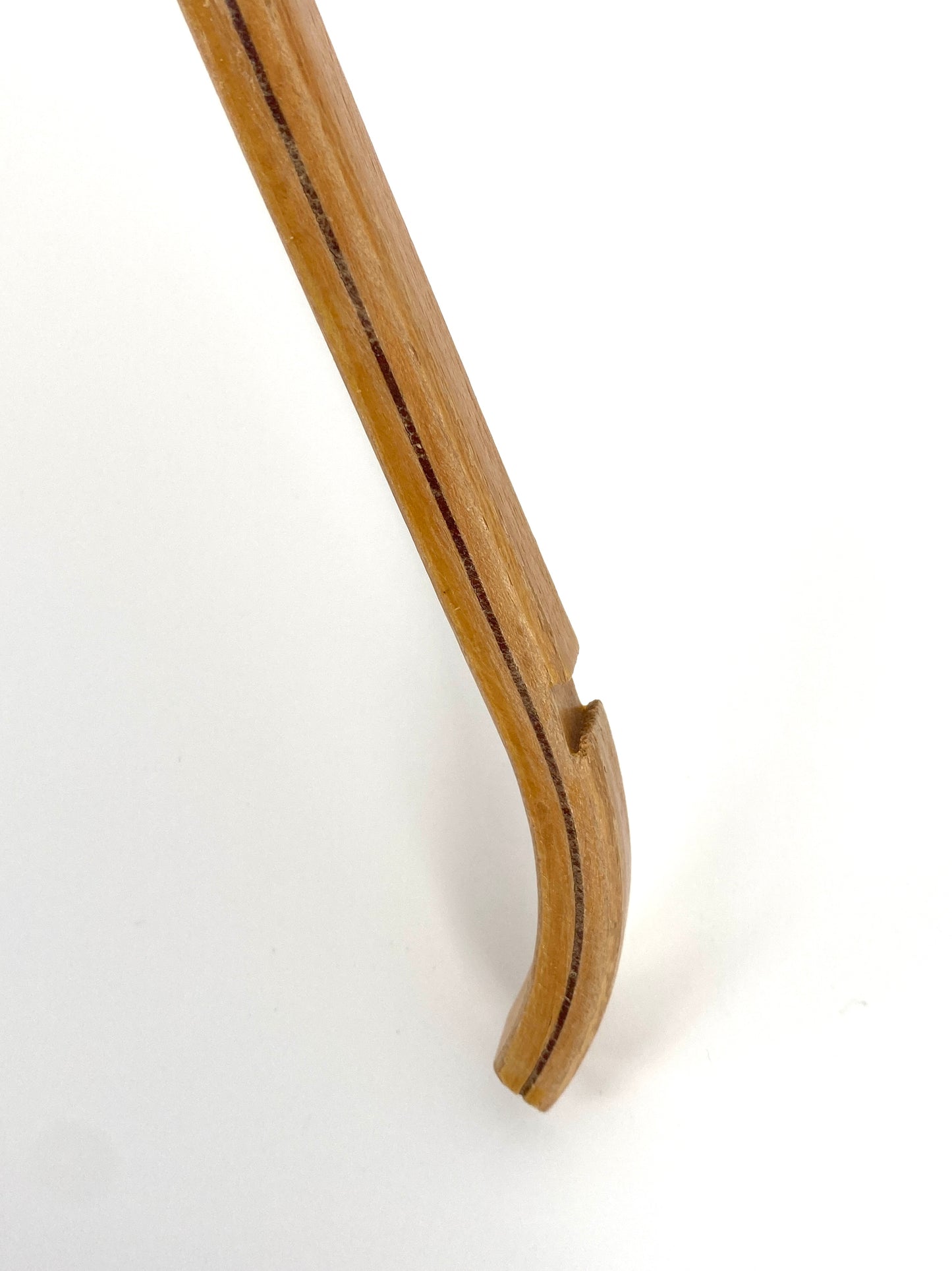 Schlichte Kleiderbügel aus hellem und gedämpftem Schichtholz